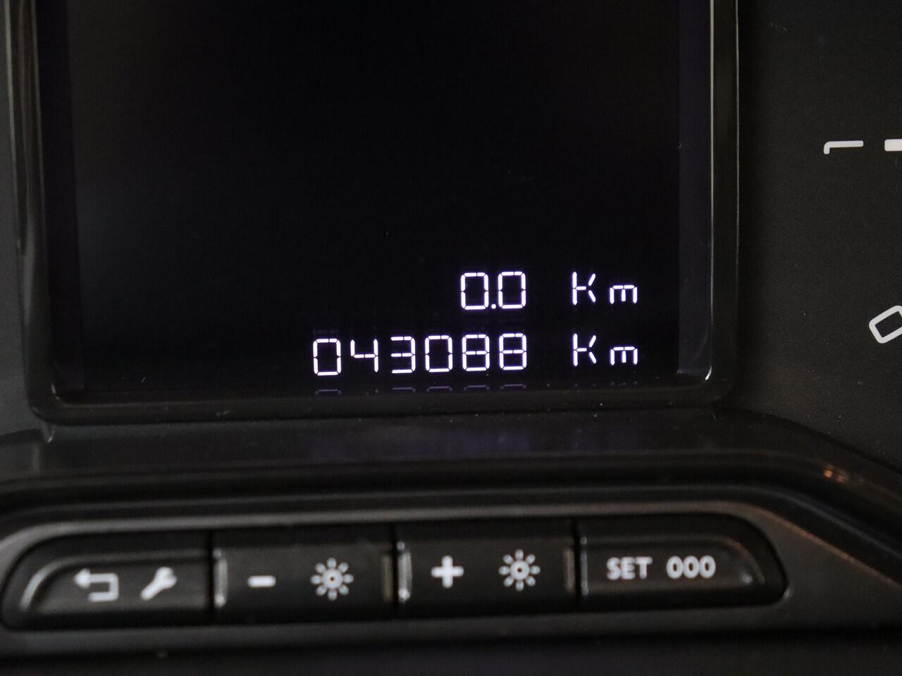 Citroen C3 Aircross 1.2 PureTech C-Series | Donker getint glas achter | Cruise control | Lederen stuur |