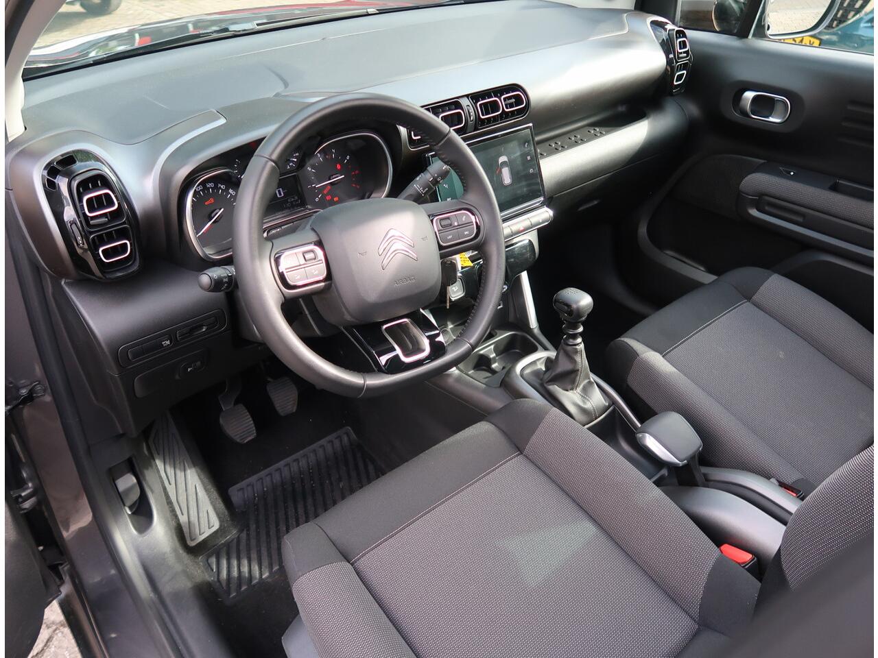 Citroen C3 Aircross 110 Pk benzine * Hoge Zit * HXL-07-H * Navigatie * Climate & Cruise Control * Open Schuifdak * L.M. Velgen * Ook Apple Carplay / Android Auto * Vingerhoets; Vierde Generatie Eersteklas Service !