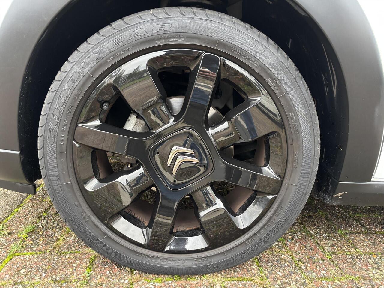 Citroen C3 1.2 PureTech Shine / ALL-IN RIJKLAARPRIJS /Apple Carplay/Duo-Tone/17"Velgen/Navi/Camera