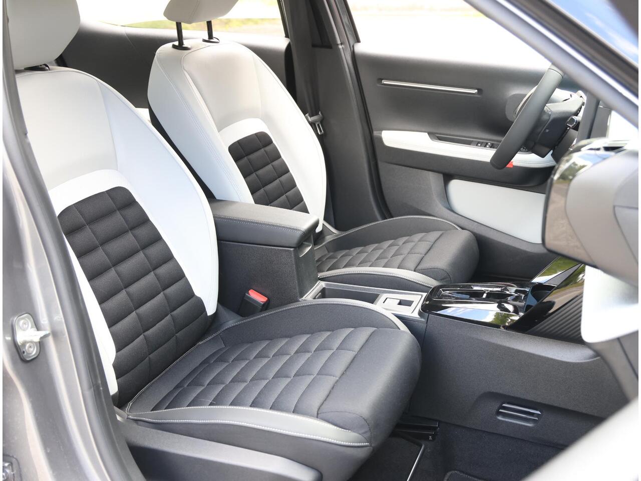 Citroen C3 Aircross 1.2 Hybrid 145PK Max | AppleCarPlay/AndroidAuto | Climate Control | Cruise Control | Camera | FULL LED | Navigatie | LMV | Parkeersensoren | Privacy Glass | Isofix | Two-Tone |