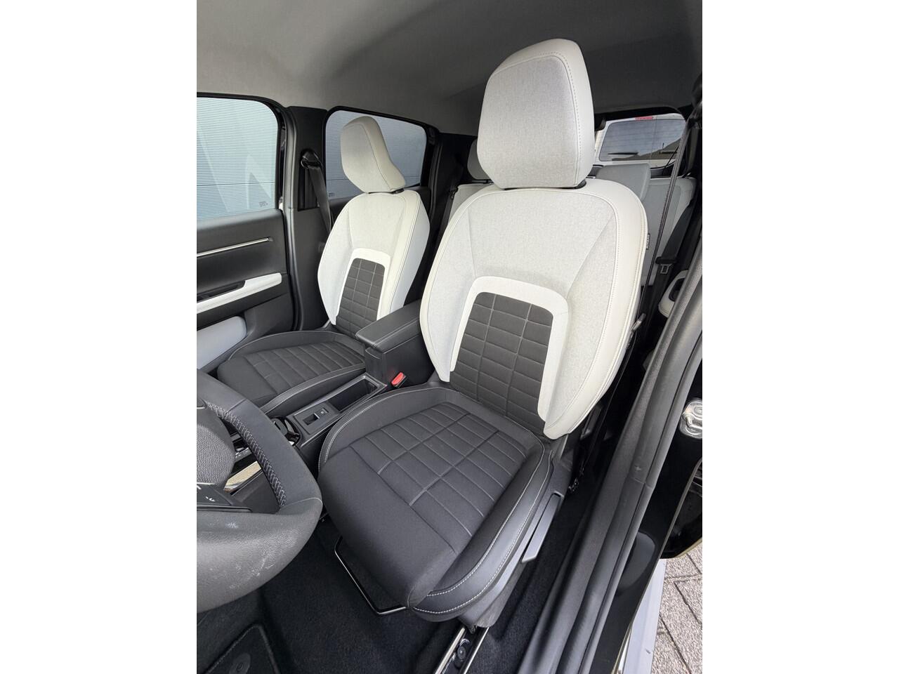 Citroen C3 Ë-C3 Max Comfort Range 44 kWh (Camera - Navigatie - Automatische Airco - Apple Carplay - LED - 17")