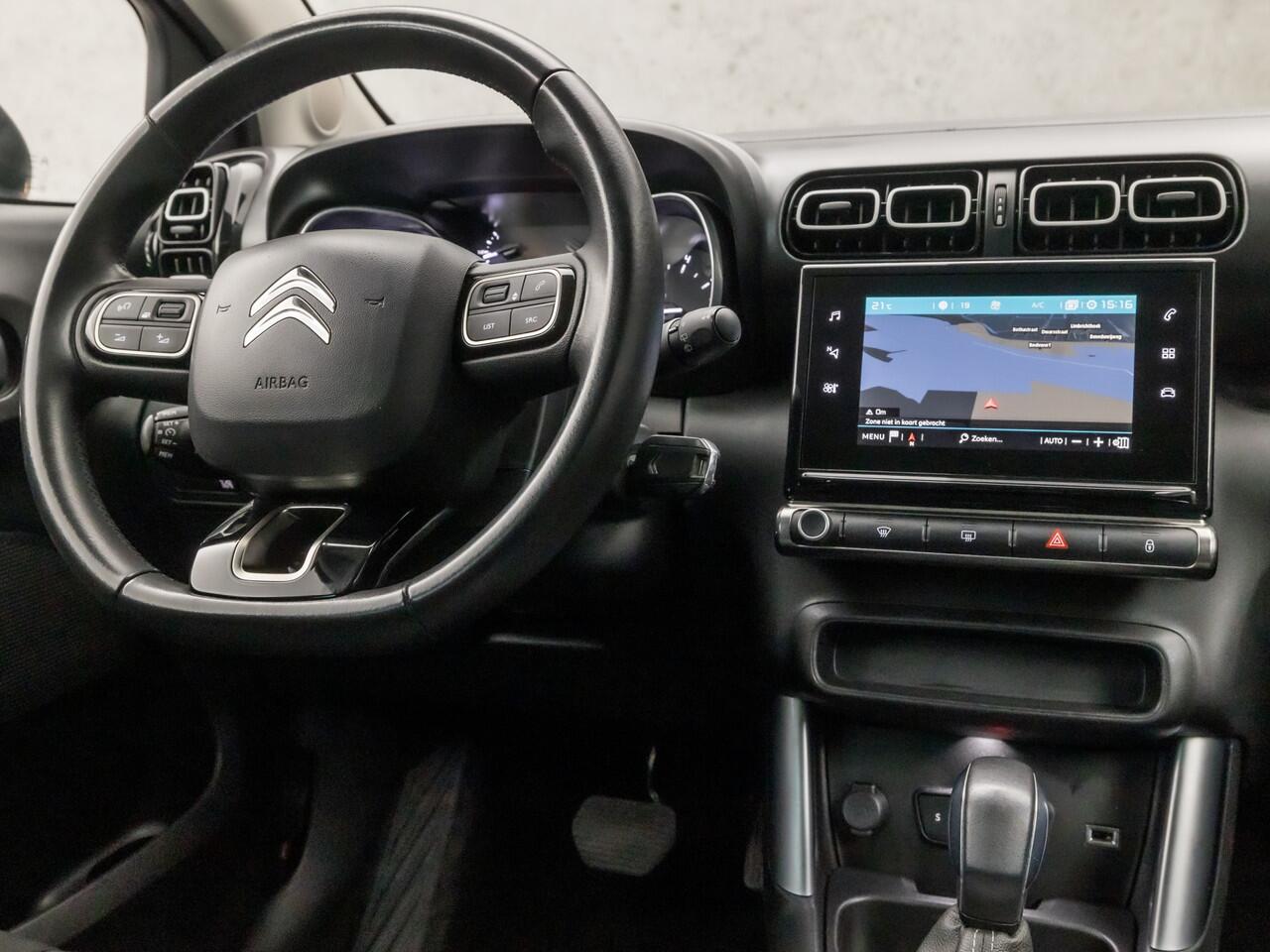 Citroen C3 Aircross 1.2 PureTech Shine Automaat (APPLE CARPLAY, GROOT NAVI, GETINT GLAS, SPORTSTOELEN, CRUISE, PARKEERSENSOREN, LANE ASSIST, NIEUWSTAAT)