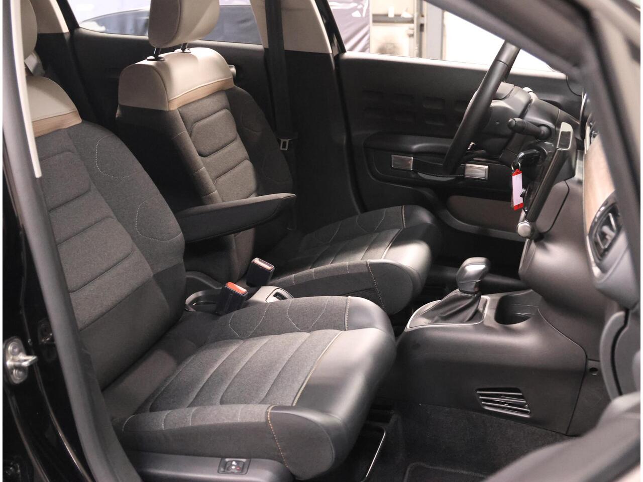 Citroen C3 110PK Feel Edition | 1ste eigenaar | AUTOMAAT | AppleCarplay/AndroidAuto | Armsteun | Camera | Cruise Control | Climate Control | StoelVerwarming | Navigatie | Isofix | Privacy Glass | Two-Tone |