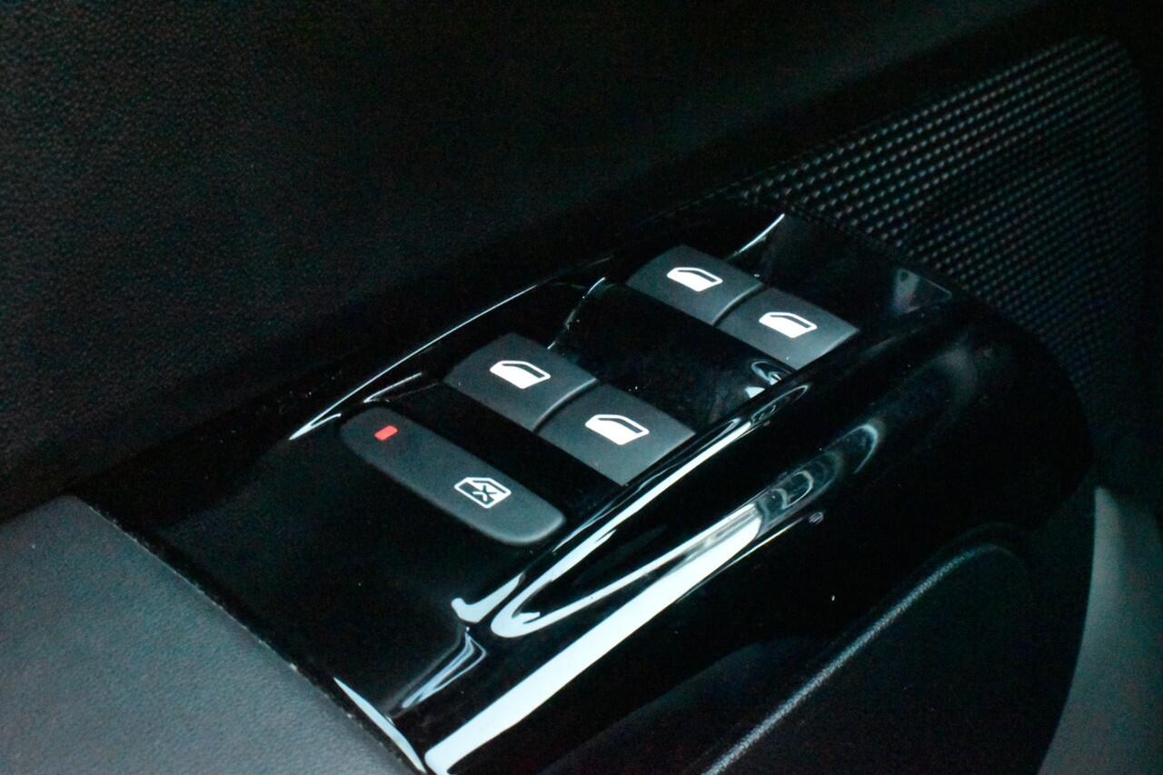 Citroen C3 PureTech 110 Shine | Elle Navigatie | Camera Achter | Airco | Parkeerhulp | LM Velgen |