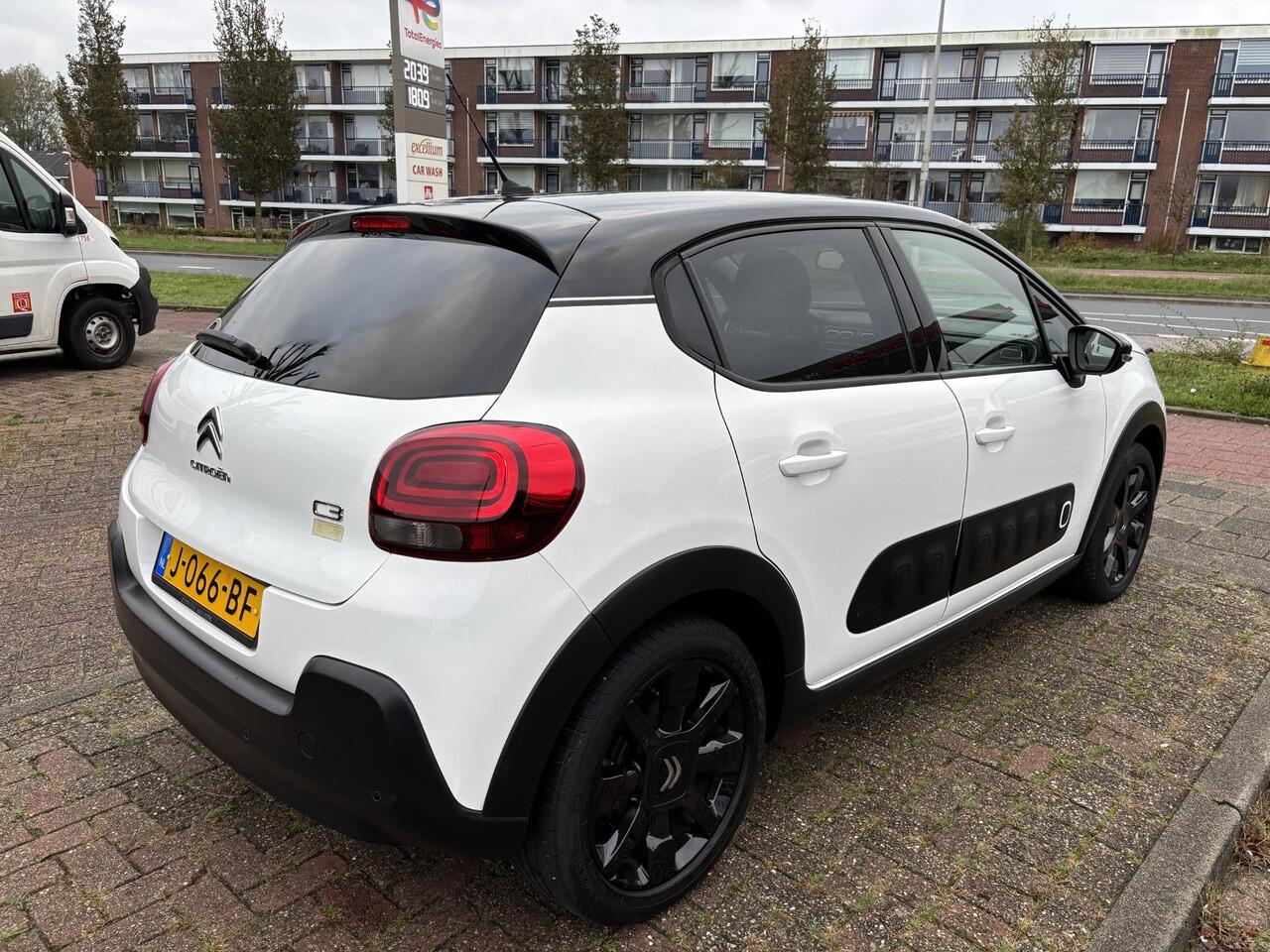 Citroen C3 1.2 PureTech Shine / ALL-IN RIJKLAARPRIJS /Apple Carplay/Duo-Tone/17"Velgen/Navi/Camera