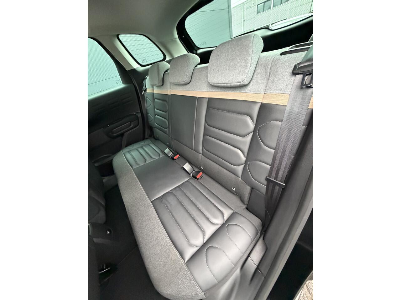 Citroen C3 Aircross 130pk Shine (Camera - Leder - 17"incl 4S - Automatische Airco - Grip Controle - LED - Parkeersensoren - Navigatie)