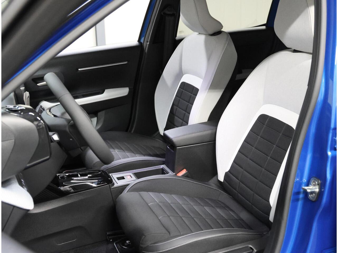 Citroen C3 Ë-C3 Max 113pk 44 kWh | Camera | AppleCarPlay/AndroidAuto | ClimateControl | Navigatie | CruiseControl | Comfort Stoelen |