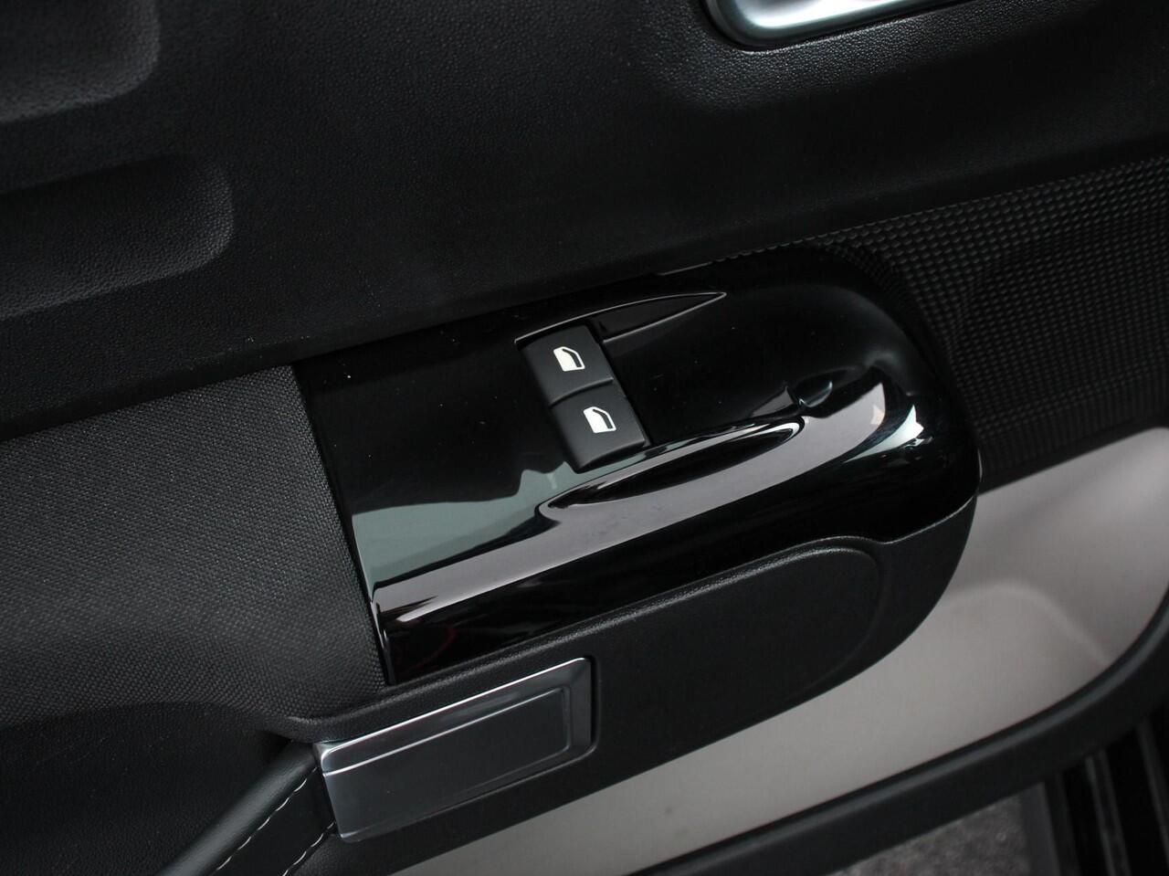 Citroen C3 1.2 PureTech Max Automaat Airco Navigatie Apple carplay / Android Auto Parksensoren Lichtmetalen Velgen