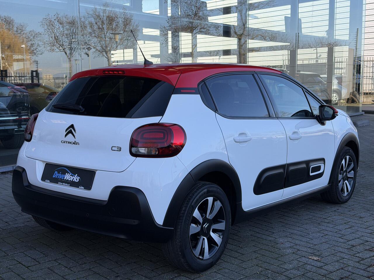 Citroen C3 1.2 PureTech SHINE | Automaat | Carplay | PDC | Weinig kilometers Interesse, Proefrit? Bel of app met: 06-24 28 28 42