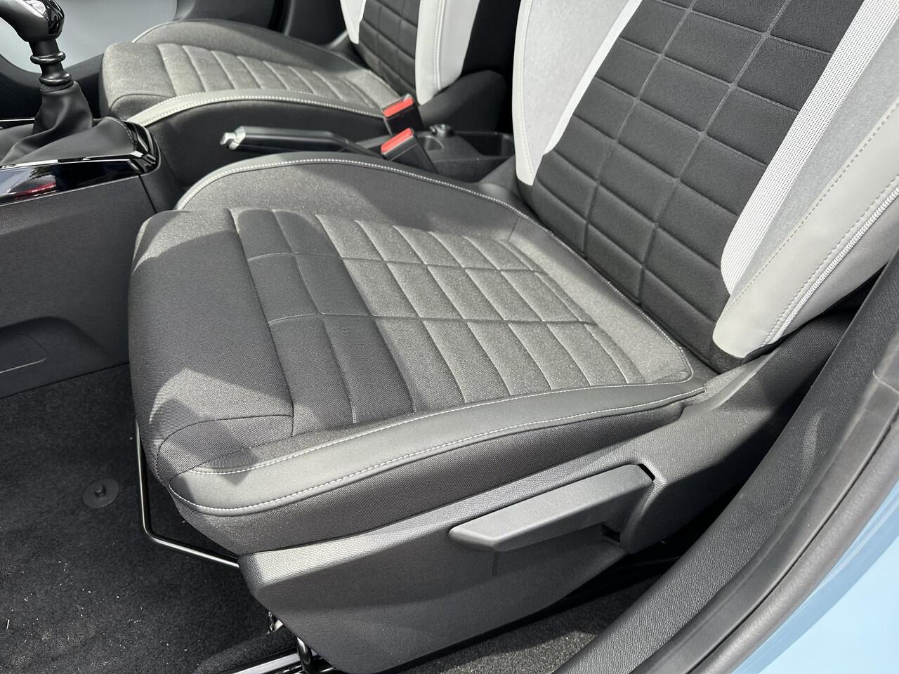 Citroen C3 1.2 Turbo 100 PK Max | ¤ 2.000 VOORRAAD VOORDEEL | Nieuwe Auto | Navigatie | Parkeer Camera + Sensoren achterzijde | Lichtmetalen Velgen| Hoge zitpositie | LED Verlichting | Contrastkleur Dak | Climate control | Cruise control | DAB+ Radio |