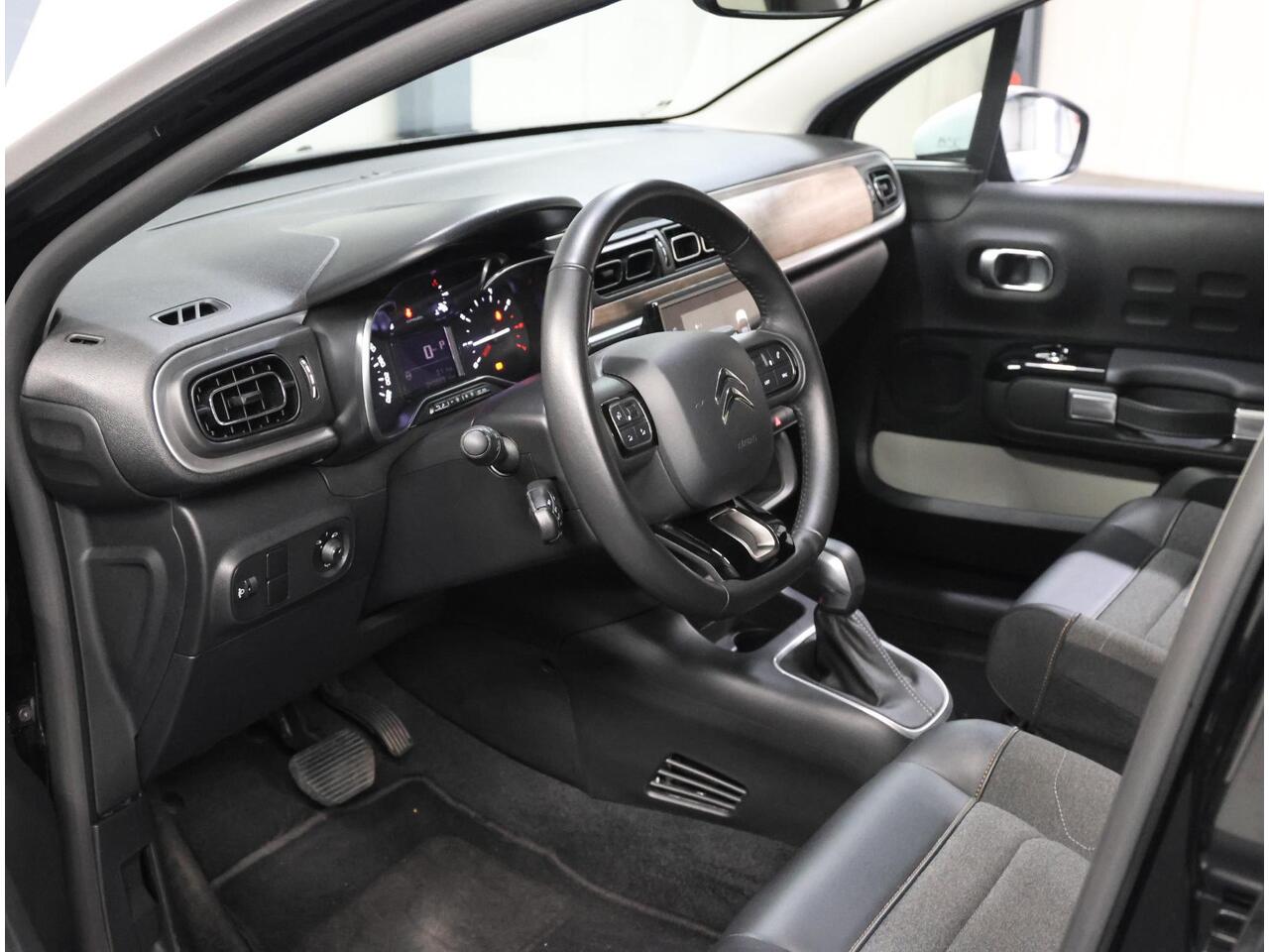 Citroen C3 110PK Feel Edition | 1ste eigenaar | AUTOMAAT | AppleCarplay/AndroidAuto | Armsteun | Camera | Cruise Control | Climate Control | StoelVerwarming | Navigatie | Isofix | Privacy Glass | Two-Tone |