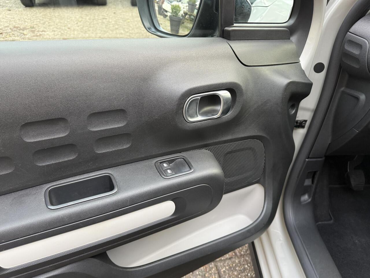 Citroen C3 1.2 PureTech C-Series / Airco clima/ Navigatie/ Cruise/ Apple carplay/ LED