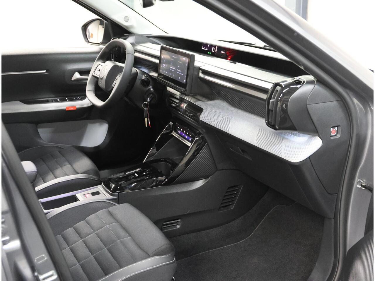 Citroen C3 Aircross 1.2 Hybrid 136PK Max | 1ste eigenaar | AppleCarPlay/AndroidAuto | ClimateControl | Camera | CruiseControl | LED Verlichting | Regensensor | Two-tone | Isofix | Privacy Glass | Parkeersenoren |