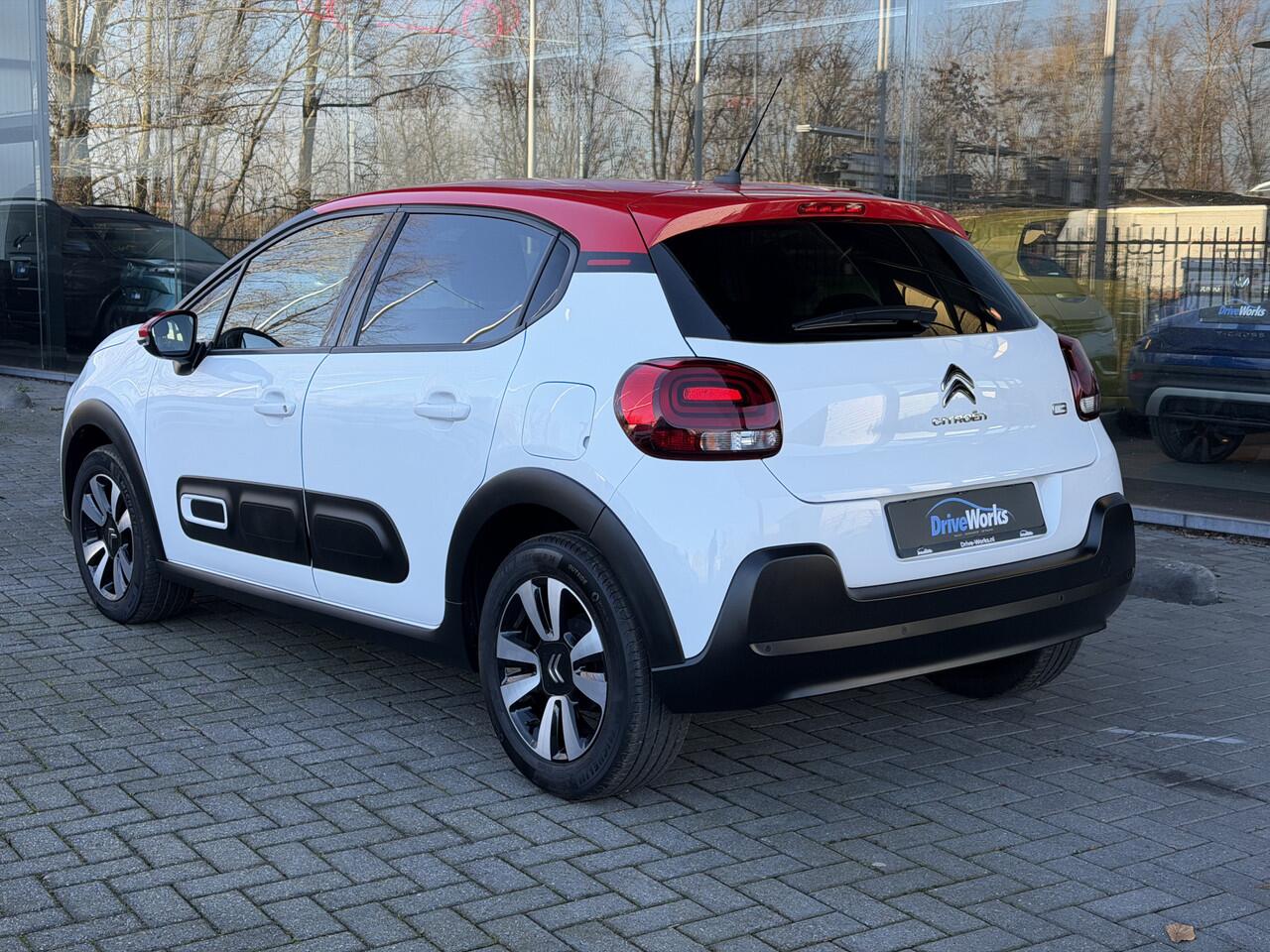 Citroen C3 1.2 PureTech SHINE | Automaat | Carplay | PDC | Weinig kilometers Interesse, Proefrit? Bel of app met: 06-24 28 28 42
