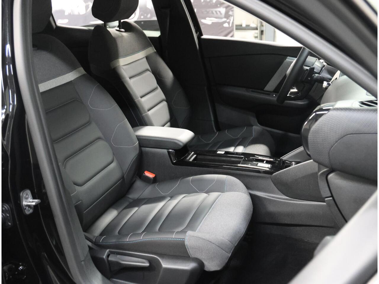 Citroen C4 X 1.2 130PK Max | 1ste Eigenaar | Head-Up Display | AUTOMAAT | Adaptive Cruise Control | Armsteun | Camera | Navigatie | Keyless | AppleCarPlay/AndroidAuto | Lederen/Stoffenbekleding | Isofix | Privacy Glass |