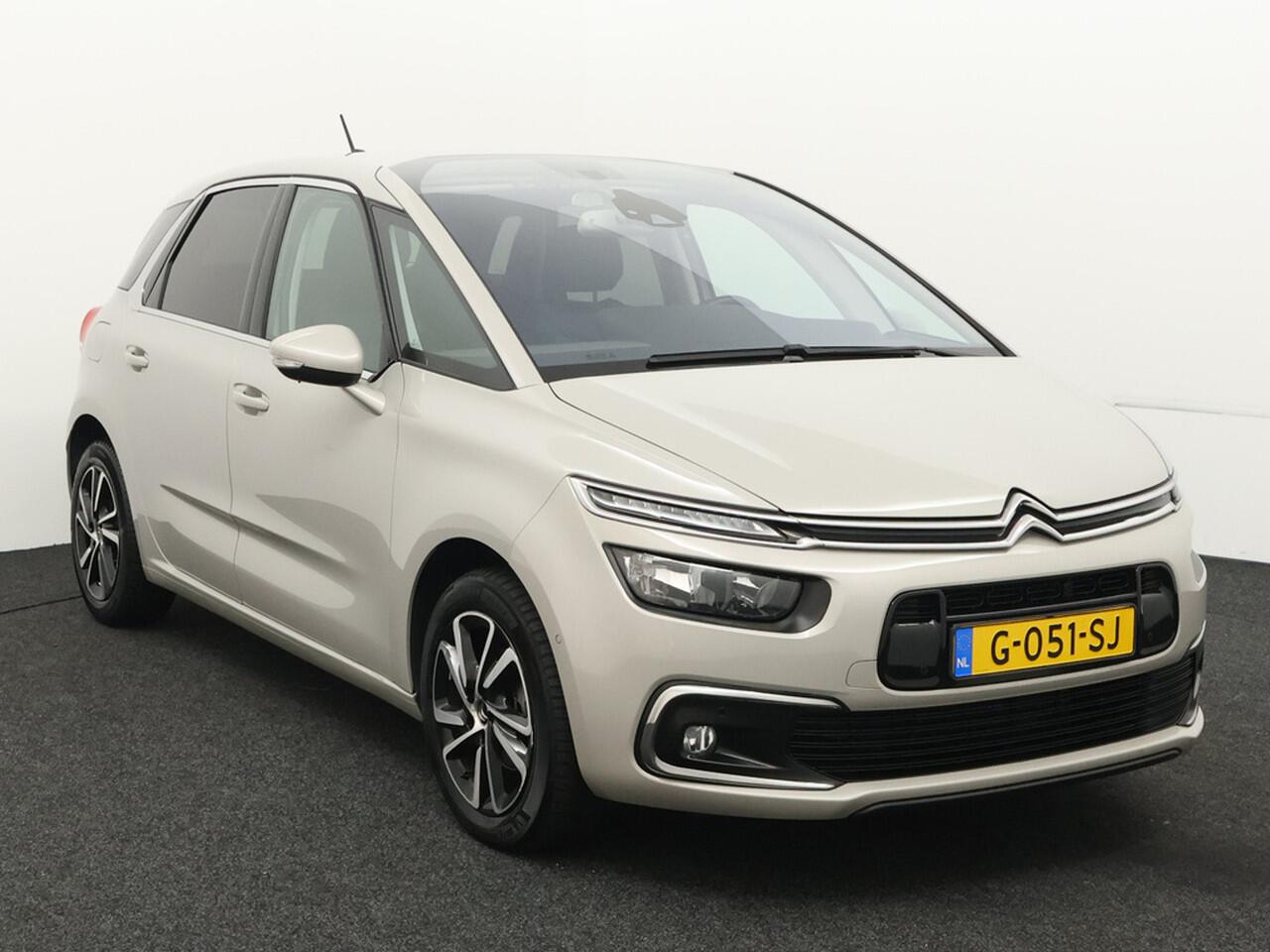Citroen C4 SpaceTourer 1.2 PureTech Shine Airco (auto), Apple carplay/Android Auto, Cruise control, bots waarschuwing systeem, dodehoek detector, parkeersensoren voor/achter, spraakbediening, verkeersbord detectie, Vermoeidheids herk Ben je op zoek naar een ruime, c