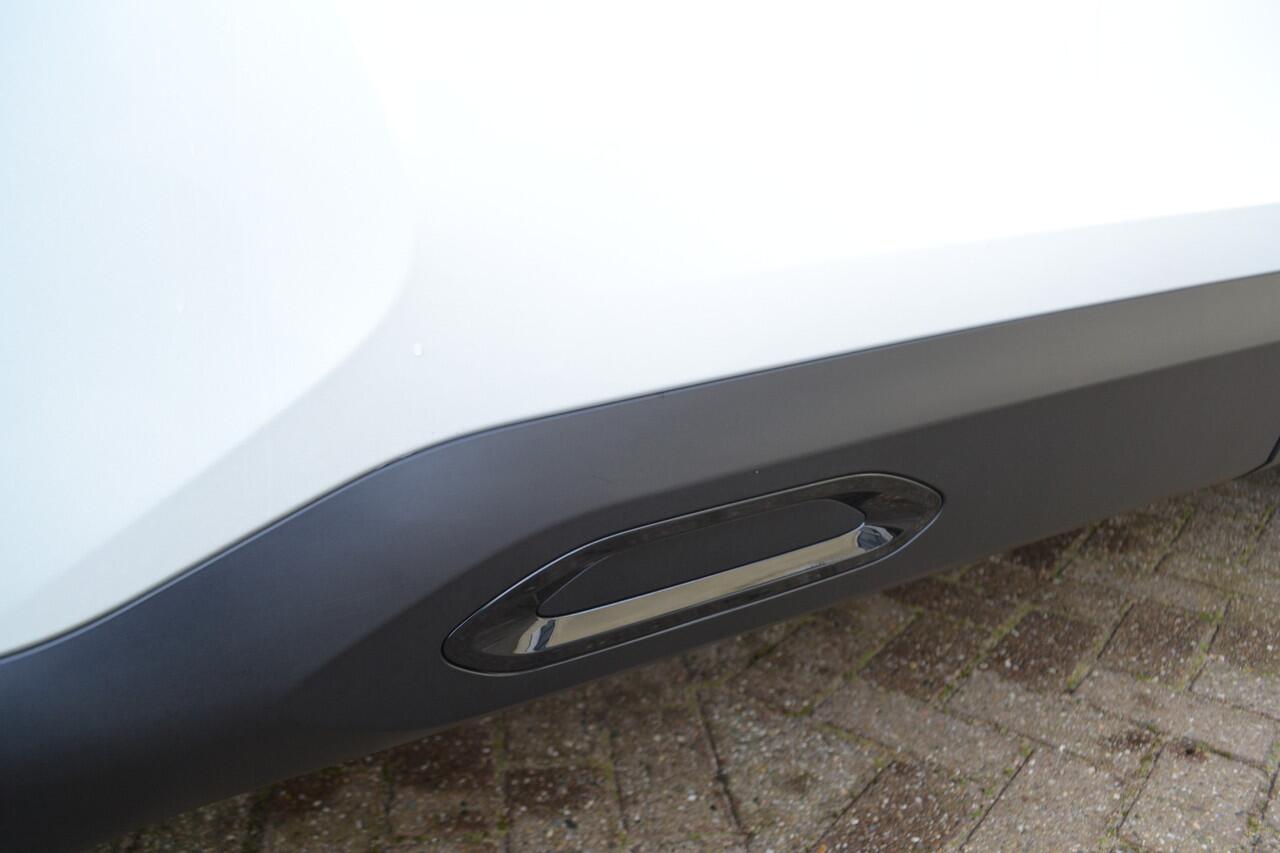 Citroen C4 1.2 PT 130 Plus EAT8 Automaat Navigatie/ LM Velgen 18 Inch I bel a.u.b vooraf voor beschikbaarheid en km.stand i.v.m. inzet auto