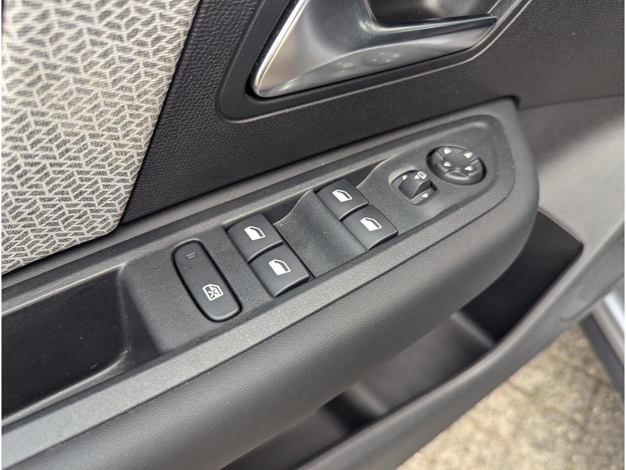 Citroen C4 Shine 1.2 PureTech 130pk NAVI | CAMERA | ADAPTIVE CRUISE | HIFI AUDIO | KEYLESS ENTRY | DAB+ |