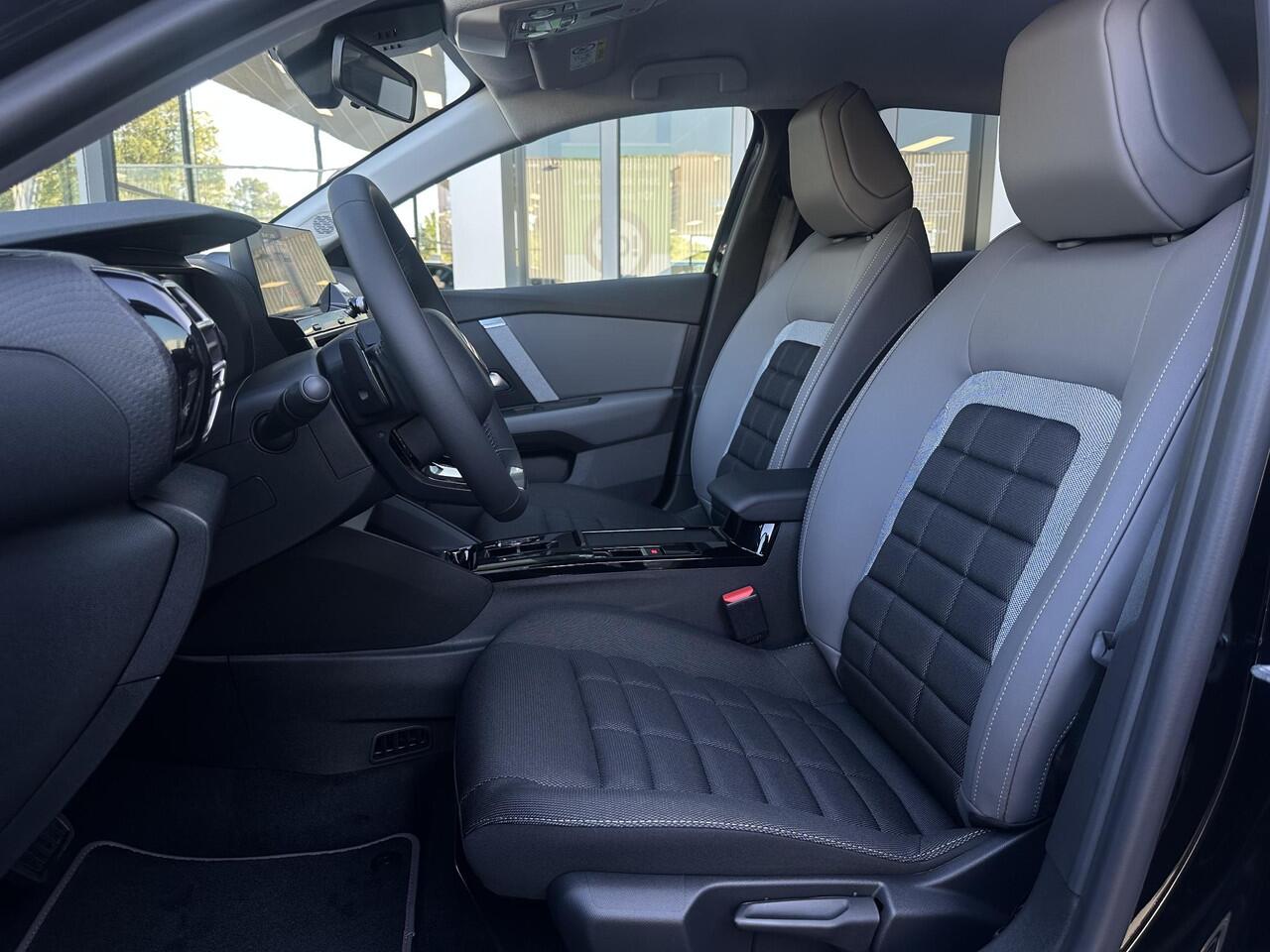 Citroen C4 1.2 Hybrid 145pk Collection | Comfort Seats | Voorruit-/Stoelverwarming | Navigatie | Climate Control | Apple Carplay/Android Auto | Cruise Control | Full LED | DAB |