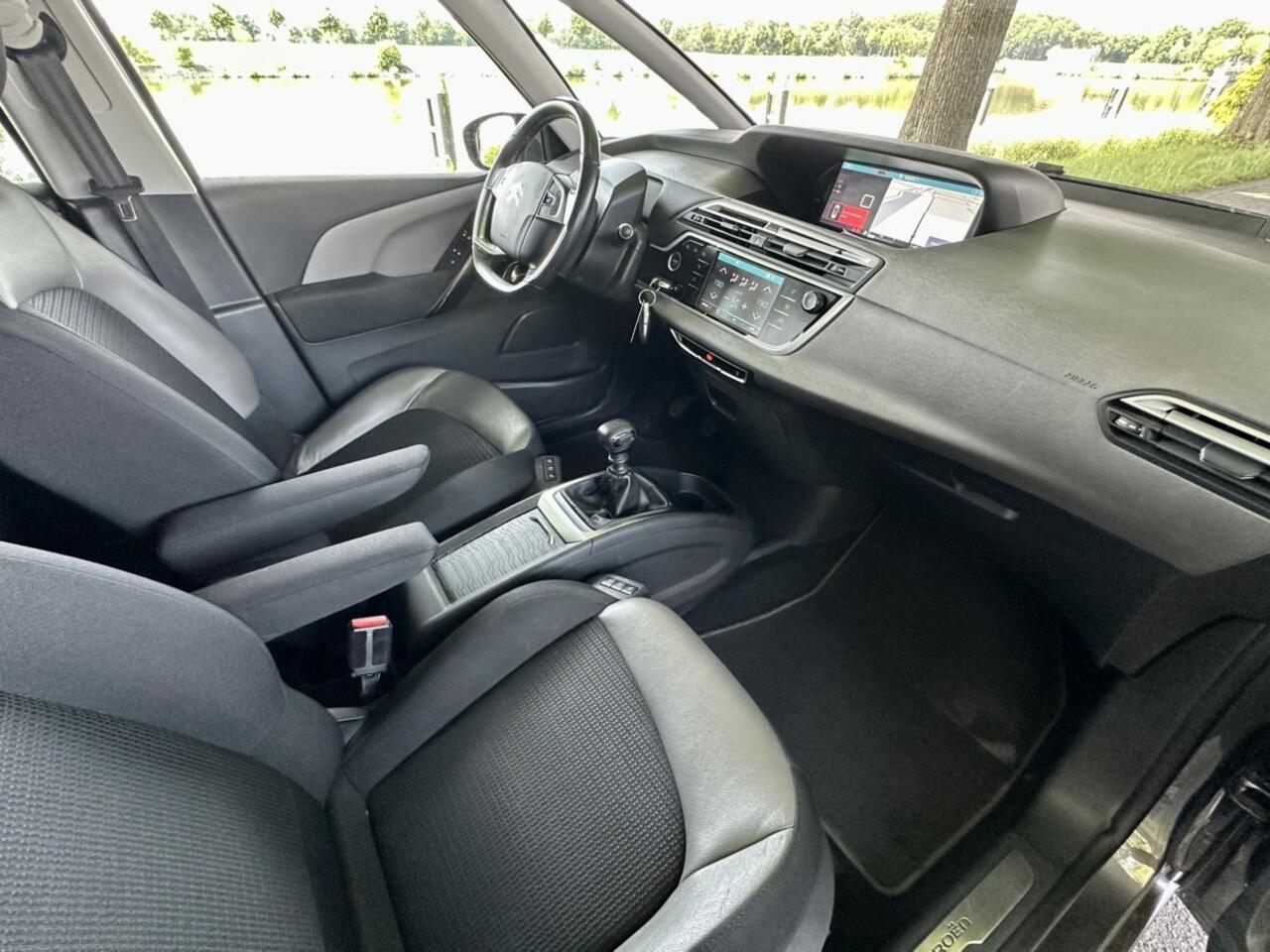 Citroen C4 SpaceTourer 1.2 PureTech Shine | Navigatie | Carplay | Trekhaak | Camera