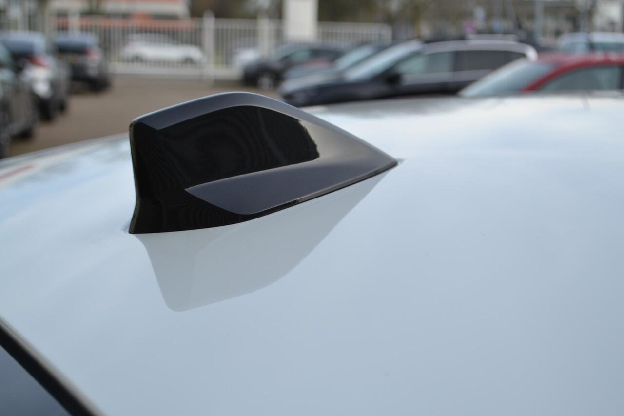 Citroen C4 1.2 PT 130 Plus EAT8 Automaat Navigatie/ LM Velgen 18 Inch I bel a.u.b vooraf voor beschikbaarheid en km.stand i.v.m. inzet auto