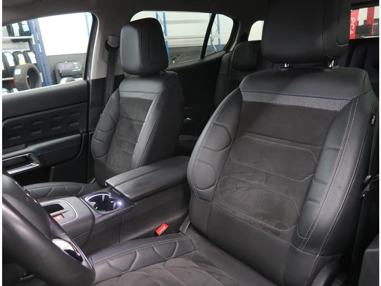 Citroen C5 Aircross 130 Pk. *** Automaat *** Feel Edition 100% Benzine * Nieuw Type * Keyless Entry & Start Button * 3 Stoelen 2e zitrij * Speciale Bekleding * L.M. Velgen * Climate & Cruise Control * Navigatie en Spotify via Apple Car Play of Android Auto * Vingerh