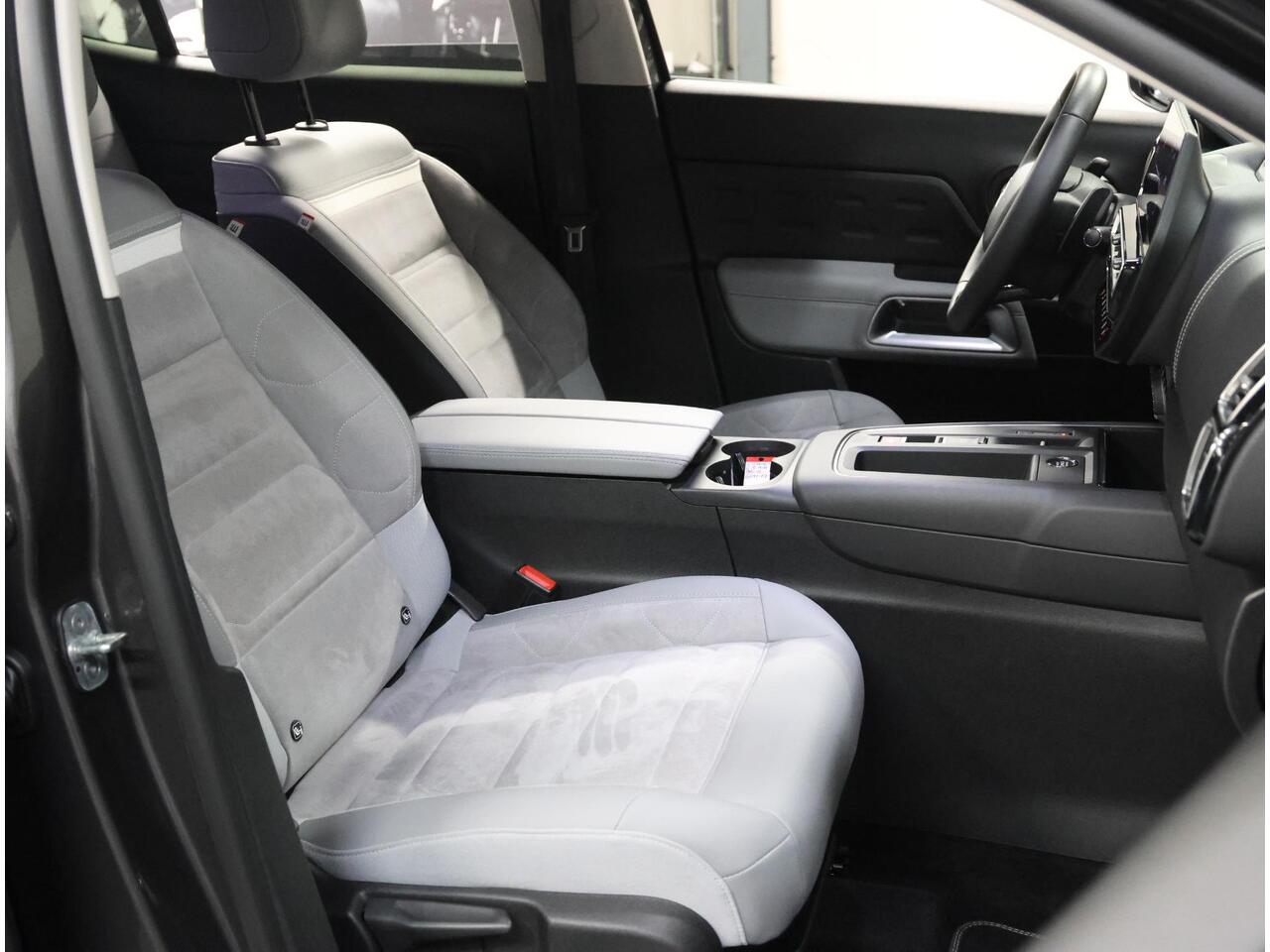 Citroen C5 Aircross 1.2 Hybrid 145PK ë-Series | AppleCarPlay/AndroidAuto | Camera | Cruise Control | 19''LMV | Stoelverwarming | Navigatie | Isofix | Privacy Glass | Two-Tone | Parkeersensoren |