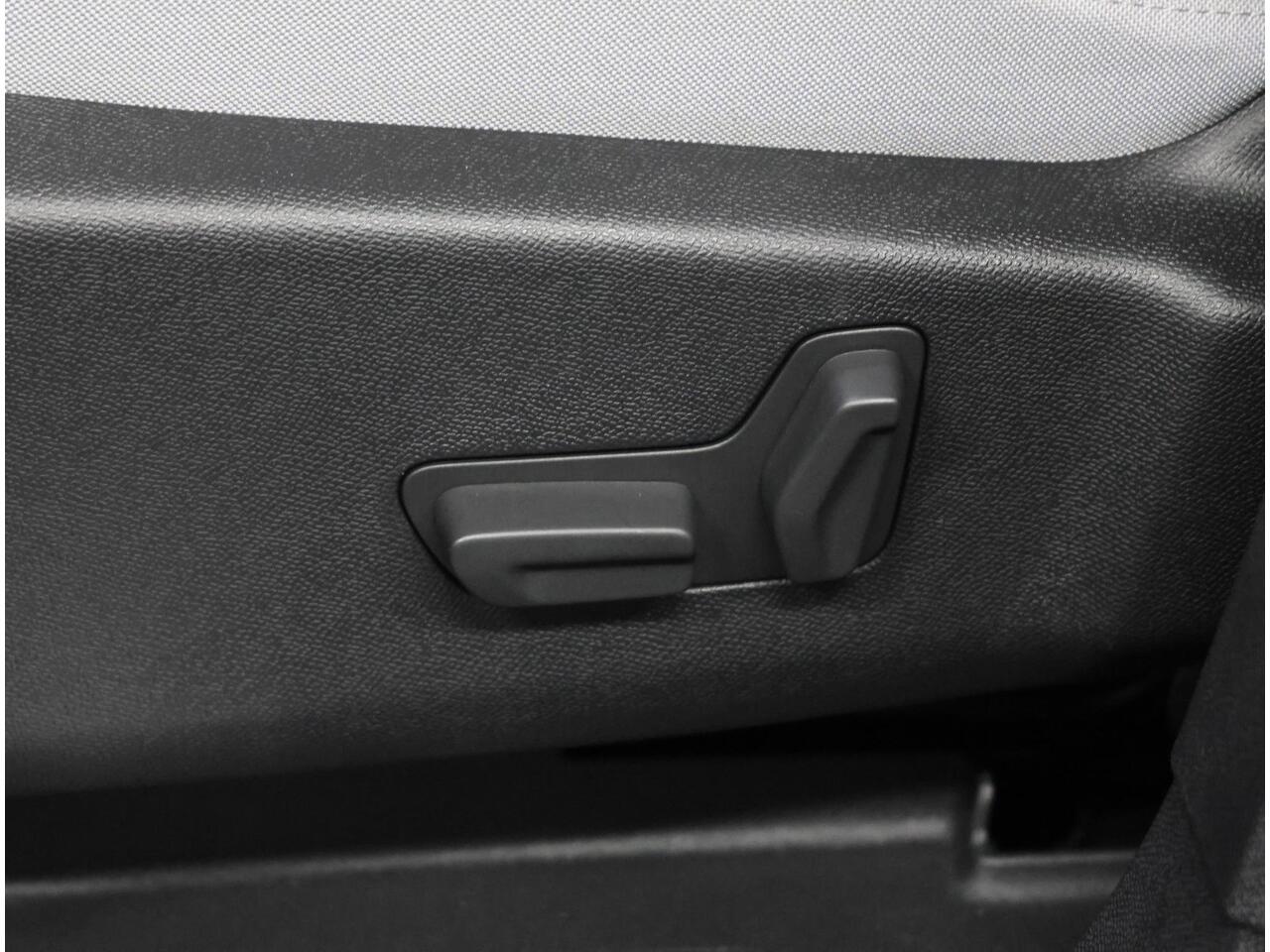 Citroen C5 Aircross 1.2 Hybrid 145PK ë-Series | AppleCarPlay/AndroidAuto | Camera | Cruise Control | 19''LMV | Stoelverwarming | Navigatie | Isofix | Privacy Glass | Two-Tone | Parkeersensoren |