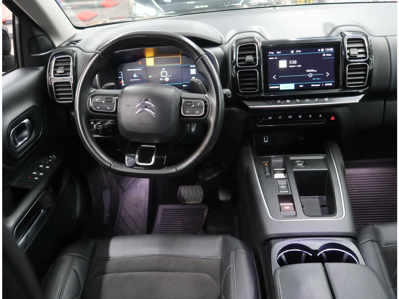 Citroen C5 Aircross 130 Pk. *** Automaat *** Feel Edition 100% Benzine * Nieuw Type * Keyless Entry & Start Button * 3 Stoelen 2e zitrij * Speciale Bekleding * L.M. Velgen * Climate & Cruise Control * Navigatie en Spotify via Apple Car Play of Android Auto * Vingerh