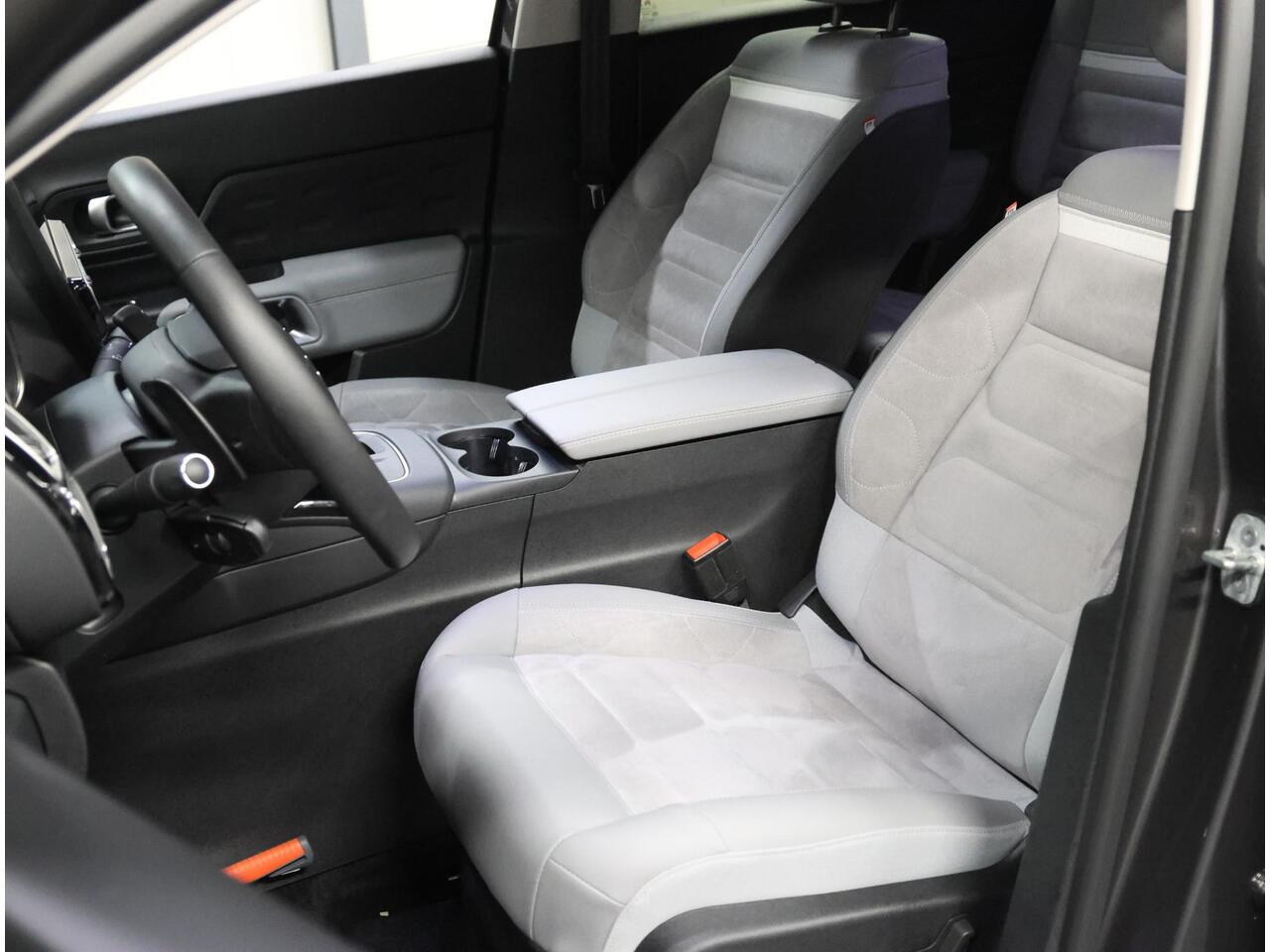 Citroen C5 Aircross 1.2 Hybrid 145PK ë-Series | AppleCarPlay/AndroidAuto | Camera | Cruise Control | 19''LMV | Stoelverwarming | Navigatie | Isofix | Privacy Glass | Two-Tone | Parkeersensoren |