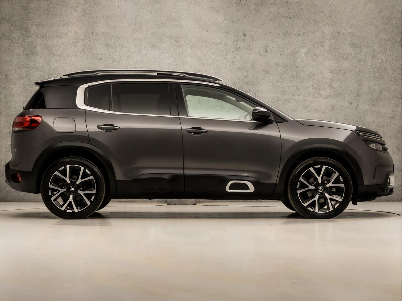 Citroen C5 Aircross 1.2 PureTech Sport Automaat (PANORAMADAK, APPLE CARPLAY, GROOT NAVI, 360 CAMERA, LEDER, SPORTSTOELEN, STOELVERWARMING, GETINT GLAS, ADAPTIVE CRUISE, ELEK ACHTERKLEP, NIEUWSTAAT)