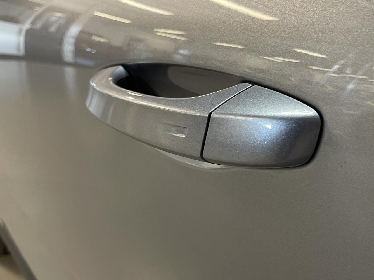 Citroen C5 X 1.6 Plug-in Hybrid 225 Shine 19''/Trekhaak/Leder/Dodehoek/Head-up Display/Keyles/Stuur+stoelverwarming/Voorruitverwarming/DAB+/Camera