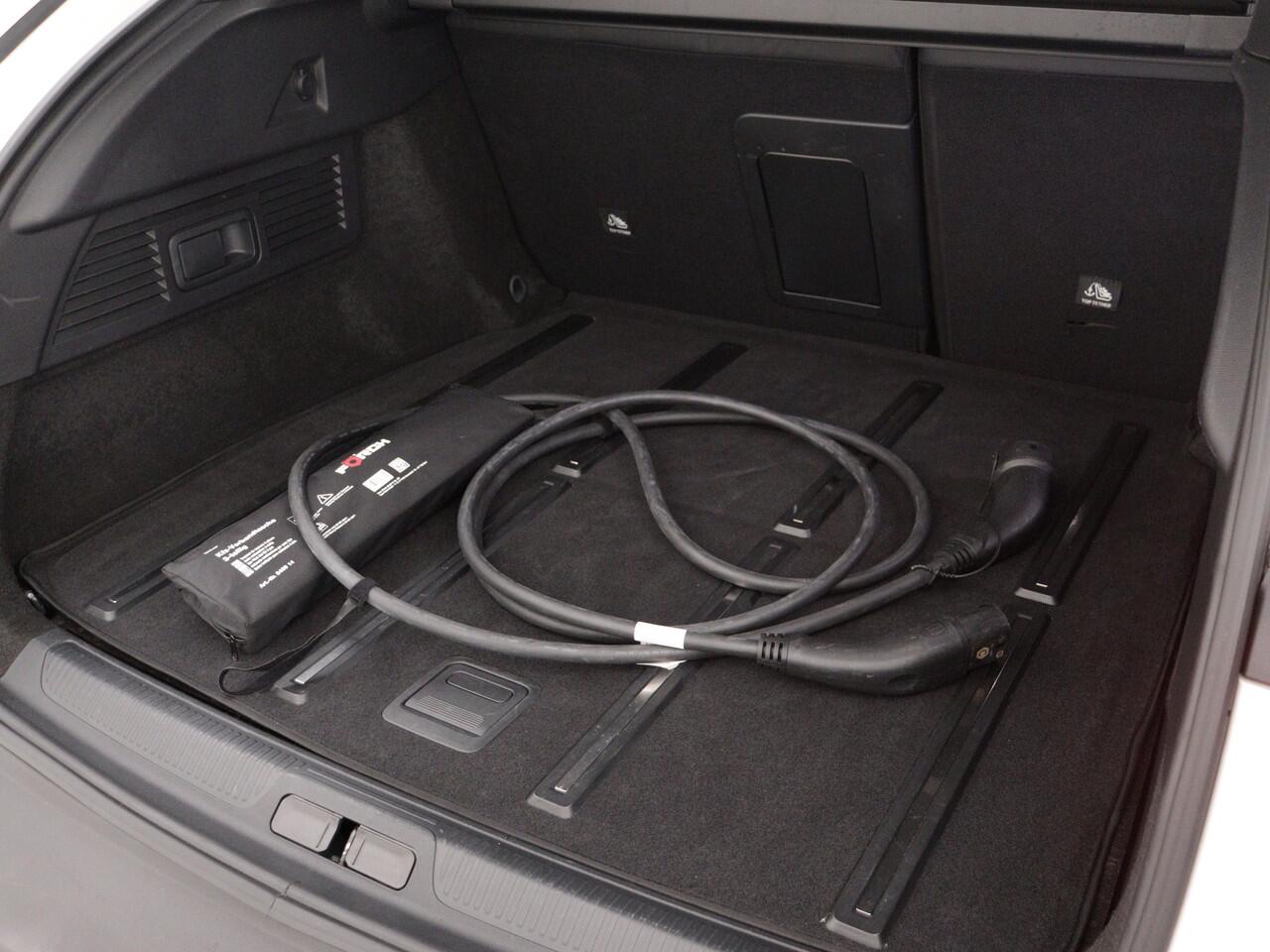 Citroen C5 X Plug-in Hybrid 225pk Automaat Business Plus | Rijklaar | headup display | Stoelverwaming | Stuurwielverwarming |