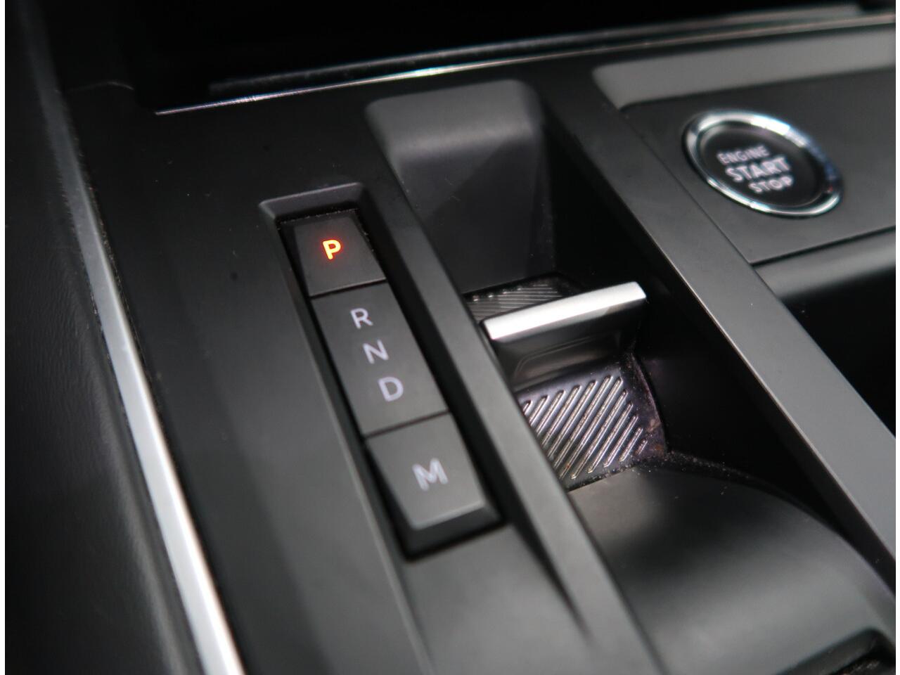 Citroen C5 Aircross 130 Pk. *** Automaat *** Feel Edition 100% Benzine * Nieuw Type * Keyless Entry & Start Button * 3 Stoelen 2e zitrij * Speciale Bekleding * L.M. Velgen * Climate & Cruise Control * Navigatie en Spotify via Apple Car Play of Android Auto * Vingerh