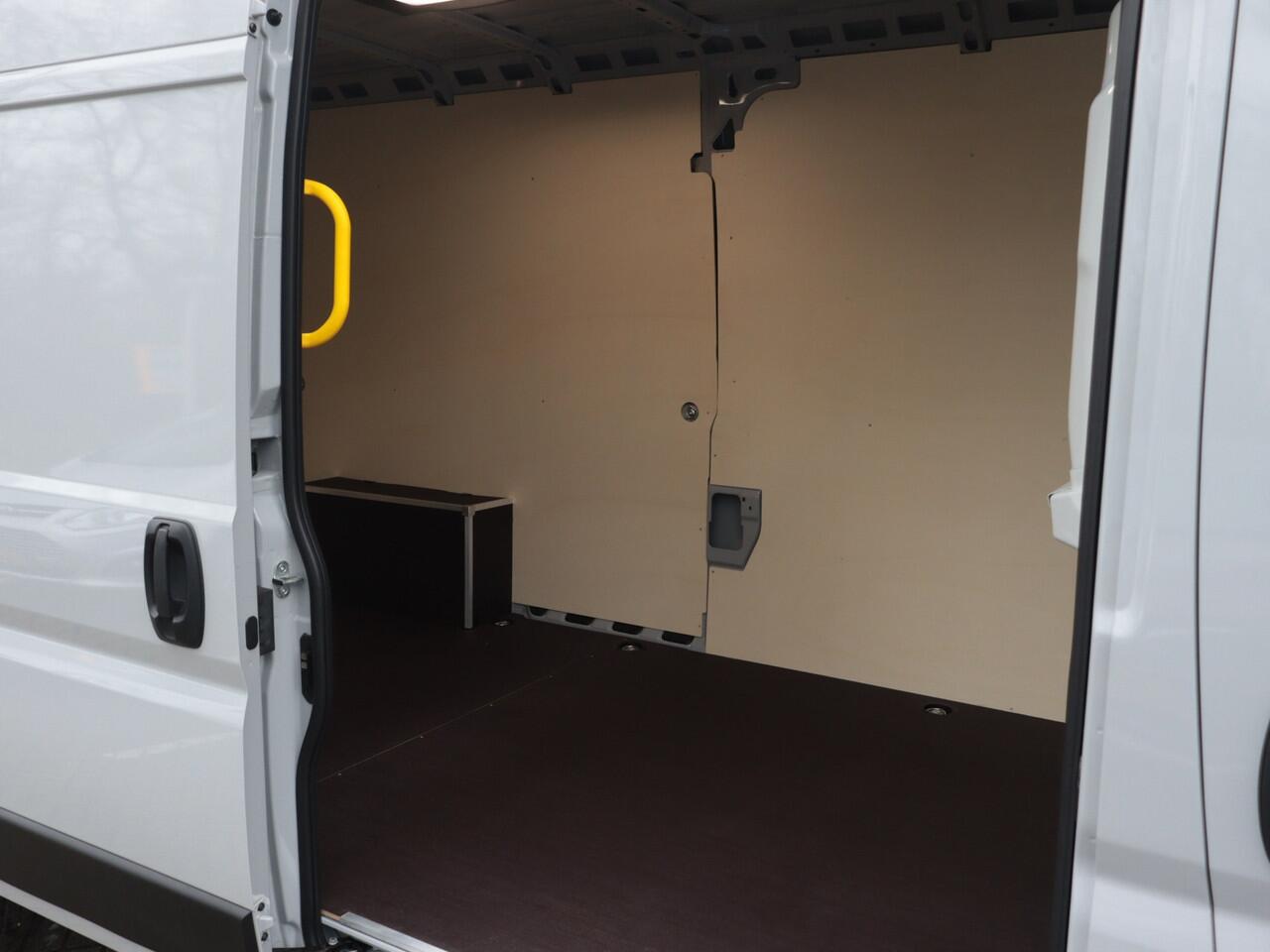 Citroen JUMPER 2.2 BlueHDi 140pk L3H2 3.5t Zwaar | Rijklaar | Operational Lease 48 mnd 20.000km per jaar voor ¤. 765,- ex. BTW per maand | Apple Carplay | Trekhaak | 2.9% Financial Lease |