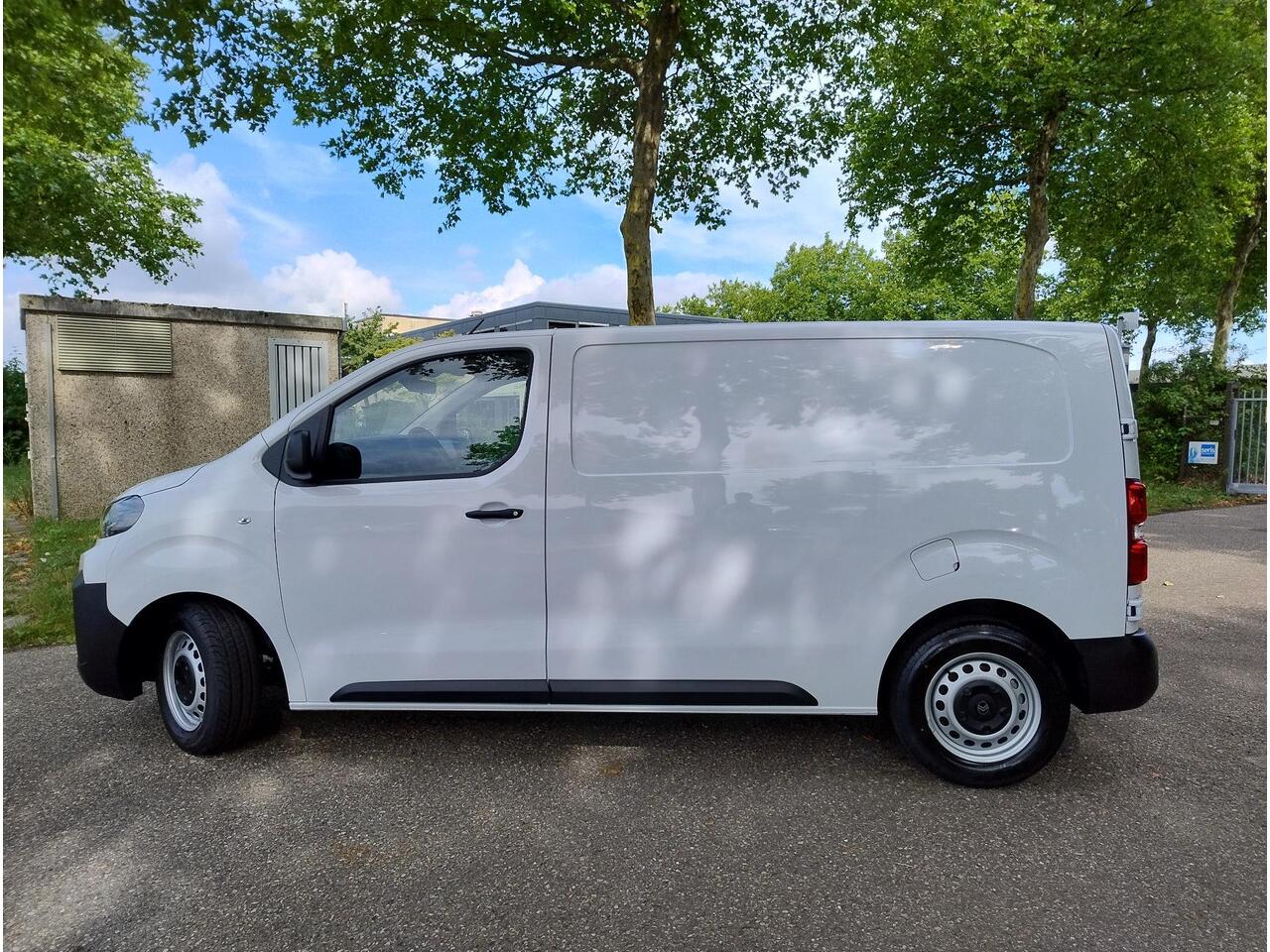 Citroen JUMPY L2 2.0 BlueHDI 145pk | BPM vrij | Trekhaak | NAVI | Multimedia | Apple Carplay | Android Auto | Digital cockpit | Achteruitrijcamera | Parkeersensoren achter | Elektrisch inklapbare spiegels | Bestuurdersstoel comfort met armsteun | Bank voorpassagiers |