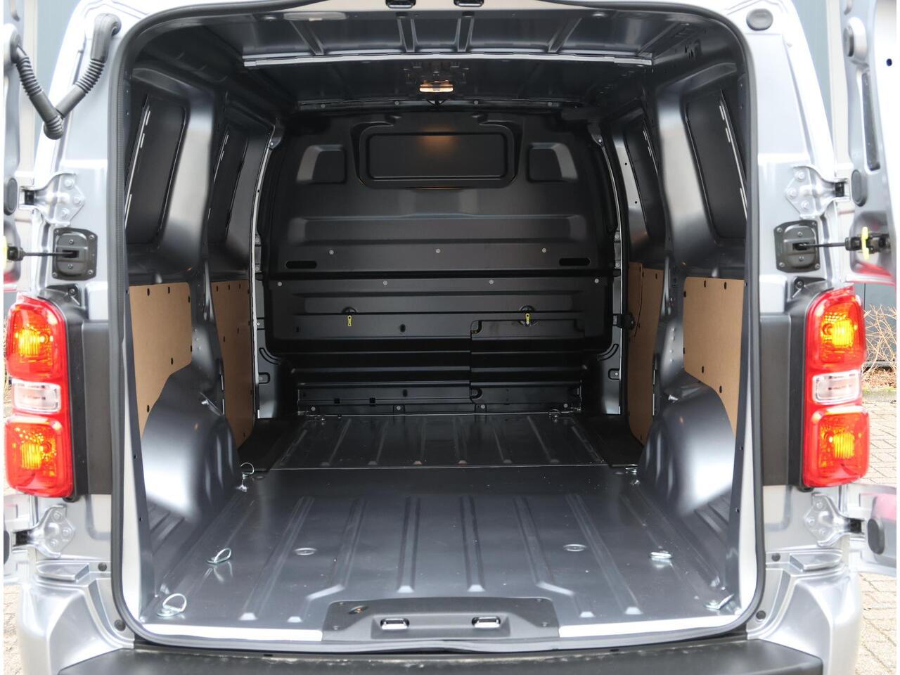 Citroen JUMPY 2.0 BlueHDI 180PK L3H1 Automaat | AUTOMAAT | AppleCarPlay/AndroidAuto | Navigatie | Achteruitrijcamera | Parkeersensoren Achter | Airco | Cruise Control | 3 Zitplaatsen Rechtsvoor | DAB Ontvanger |