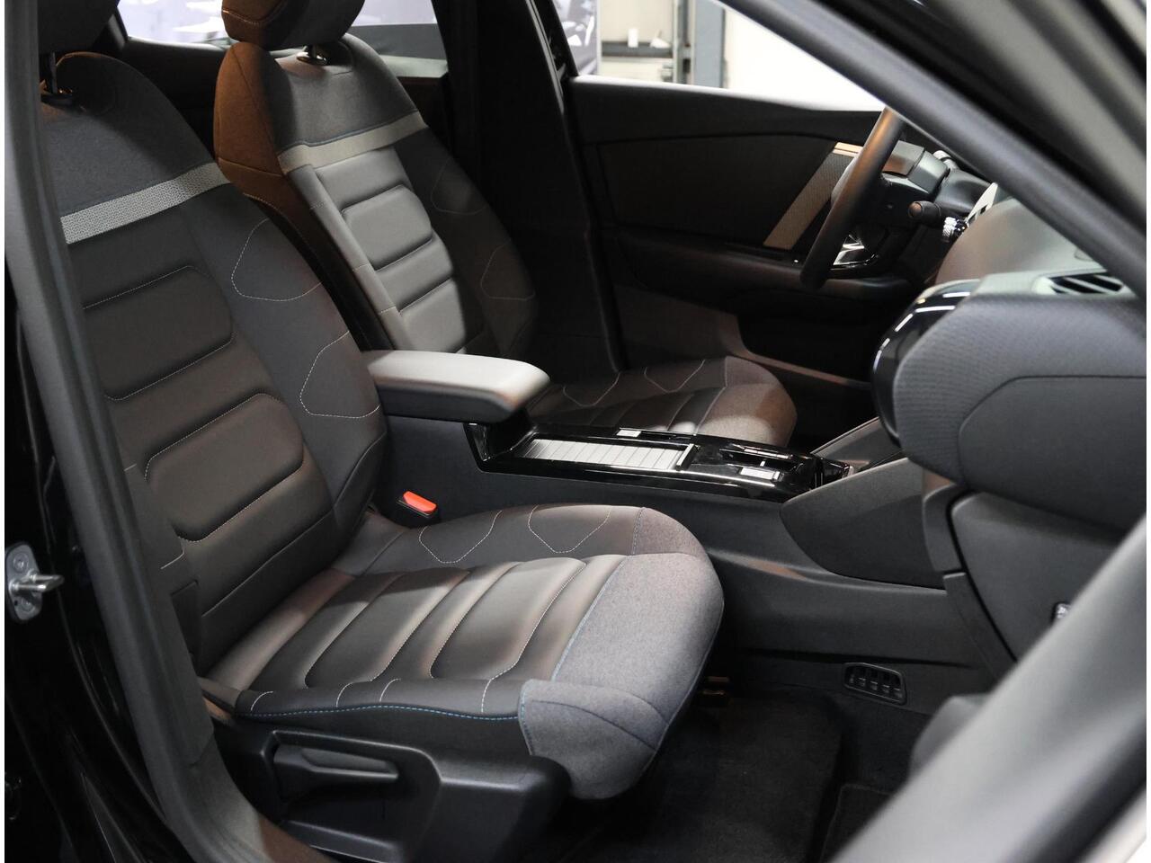 Citroen ë-C4 Max 54 kWh 156PK | ACCURAPPORT 96%| AppleCarPlay/AndroidAuto | Navigatie | Adaptive Cruise Control | Climate Control | Camera | LMV | LED | Armsteun | Isofix | Privacy Glass | Parkeersensoren |