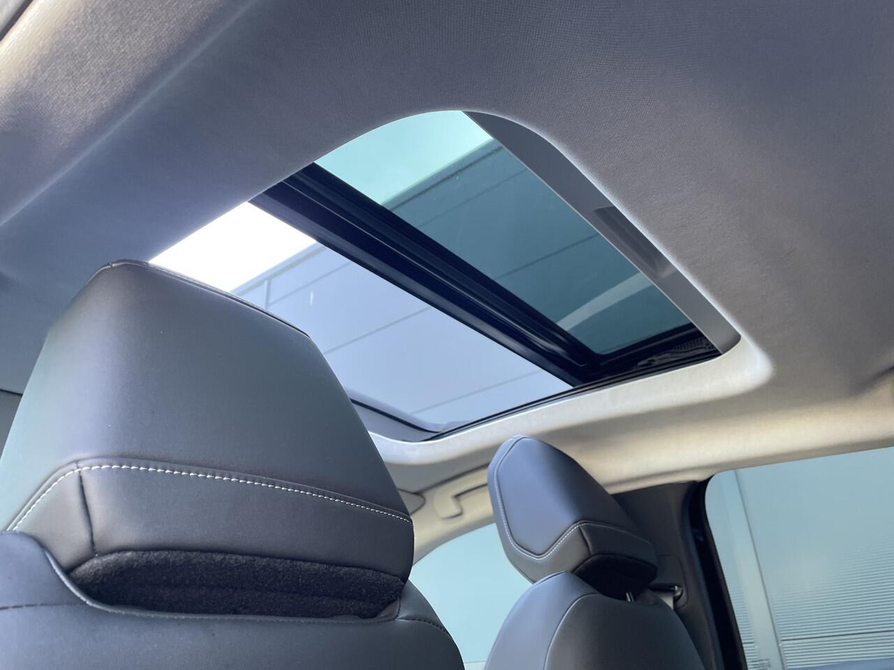 Citroen ë-C4 Shine Pack 50 kWh (Elektrisch Schuifdak - Stoelverwarming - Camera - Keyless Entry - Leder - 360gr Camera - Parkeersensoren V+A - Adaptieve Cruise Controle)