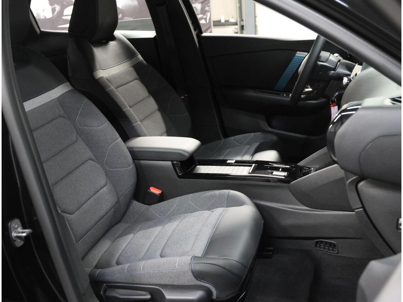 Citroen ë-C4 Feel Pack 50 kWh 136PK | ACCURAPPORT | AppleCarPlay/AndroidAuto | Navigatie | Cruise Control | Climate Control | Camera | LMV | LED | Armsteun | Isofix | Parkeersensoren |