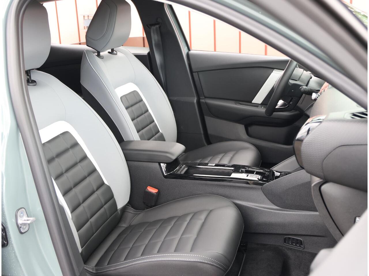 Citroen ë-C4 Max 156PK Extended range 54 kWh | AppleCarPlay/AndroidAuto | Adaptieve Cruise Control | Navigatie | LMV | Climate Control | 360'Camera | Head-Up Display | Armsteun | Isofix | Privacy Glass |