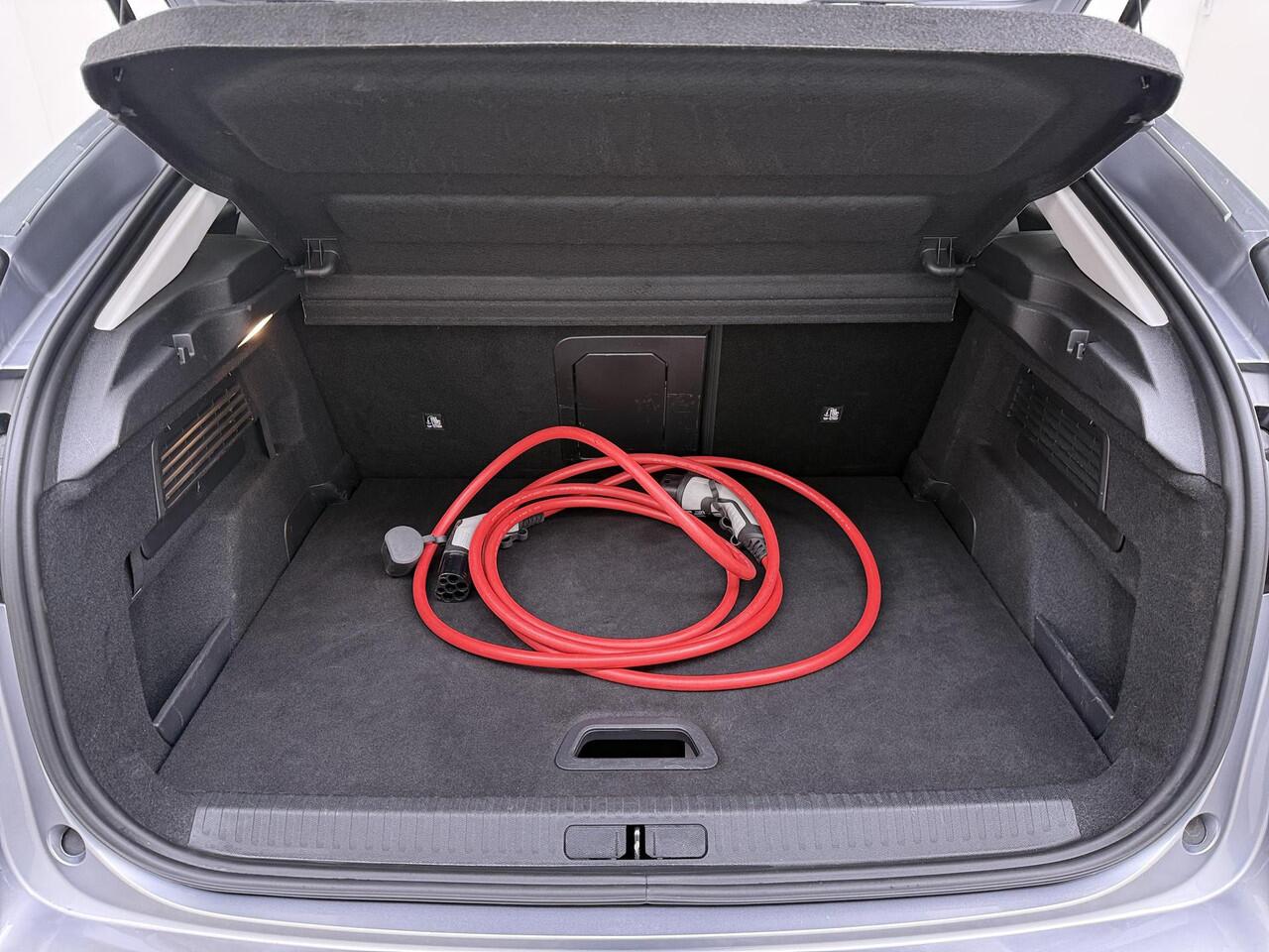 Citroen ë-C4 Shine 50 kWh SOH 98% 3-FASE LADER | stuur + stoel verwarming | trekhaak | head-up display | Camera | keyles start & go | dodehoek | Rijklaar geleverd met 12 maanden BOVAG-garantie