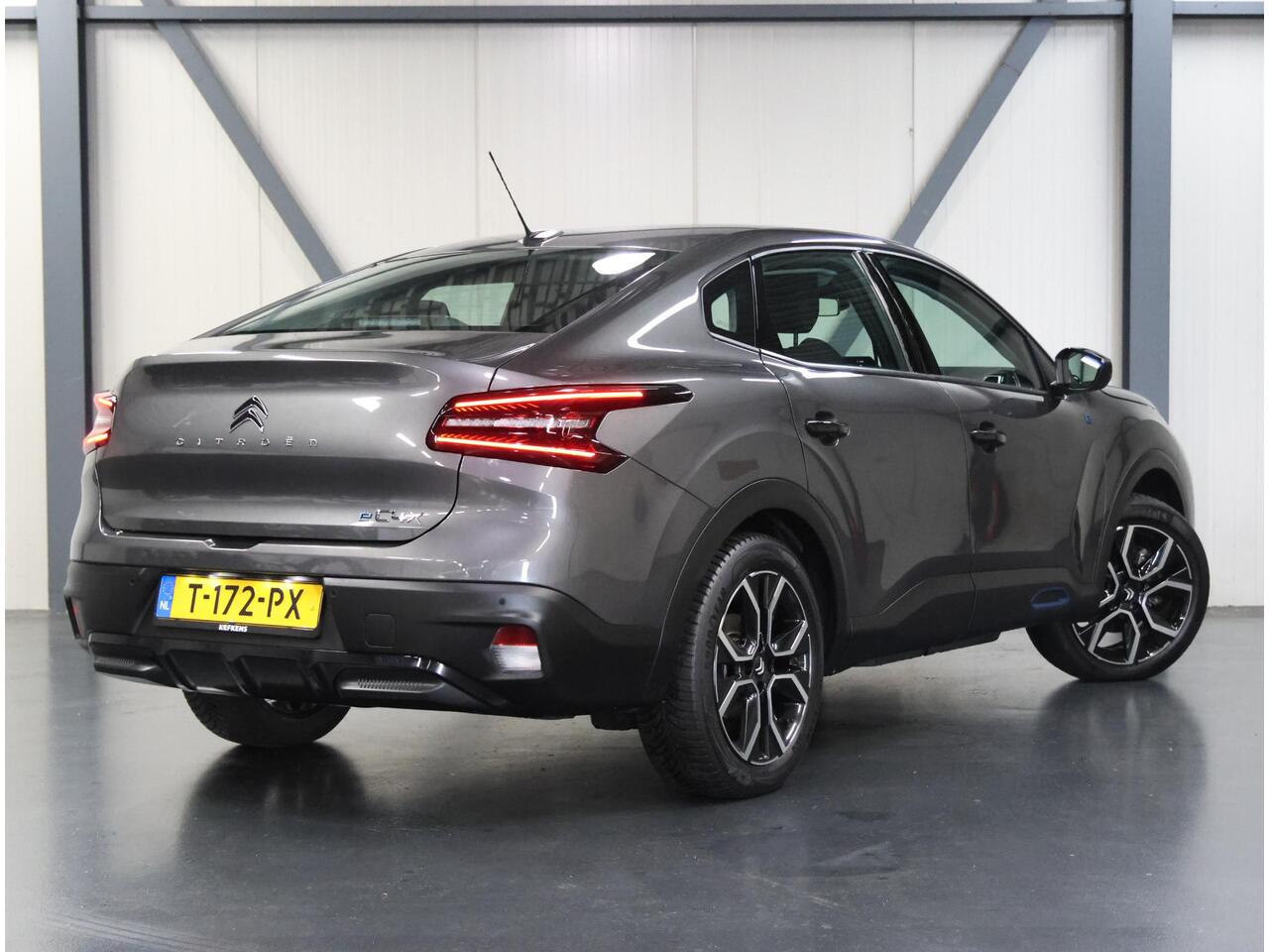 Citroen ë-C4 X Feel 50kWh 136PK | 1ste eigenaar | 3 FASE | AppleCarPlay/AndroidAuto | Armsteun | Parkeersensoren | LED lampen | Navigatie | 18"LMV | Cruise Control | Climate Control | AUTOMAAT | Isofix |