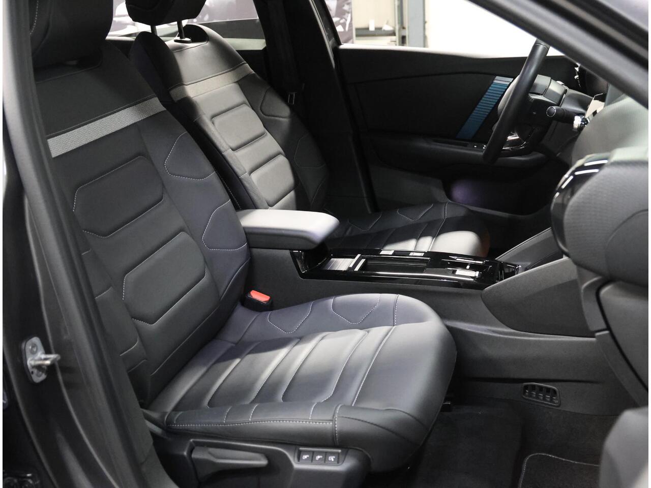 Citroen ë-C4 Shine 50kWh 136PK | 1ste eigenaar | 3 FASE | LEER | Winterpakket | Camera | LED lampen | AUTOMAAT | Navigatie | Isofix | Privacy Glass | Parkeersensoren | Stoelverwarming |