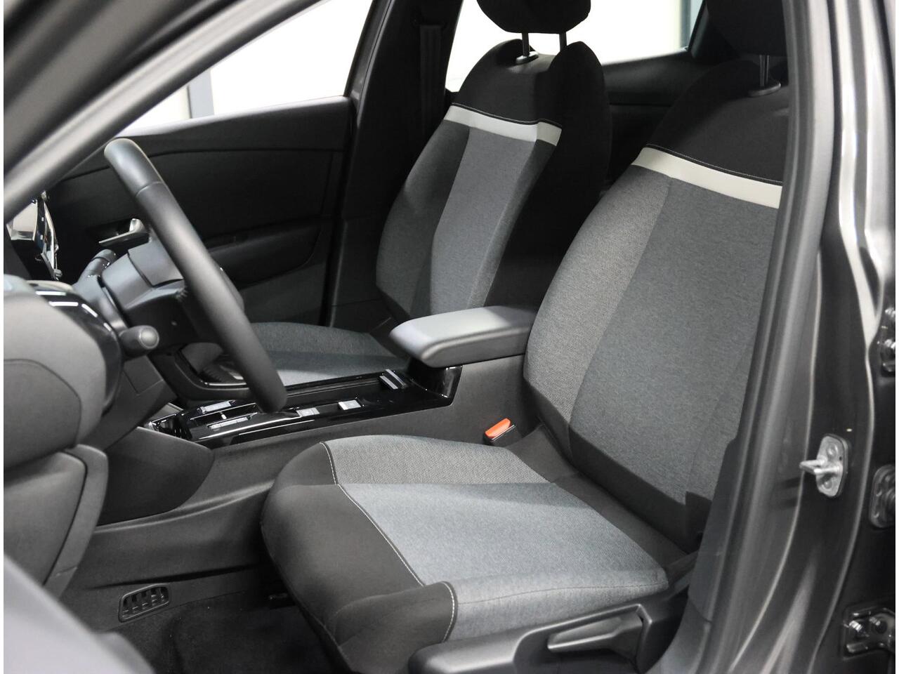 Citroen ë-C4 X Feel 50kWh 136PK | 1ste eigenaar | 3 FASE | AppleCarPlay/AndroidAuto | Armsteun | Parkeersensoren | LED lampen | Navigatie | 18"LMV | Cruise Control | Climate Control | AUTOMAAT | Isofix |