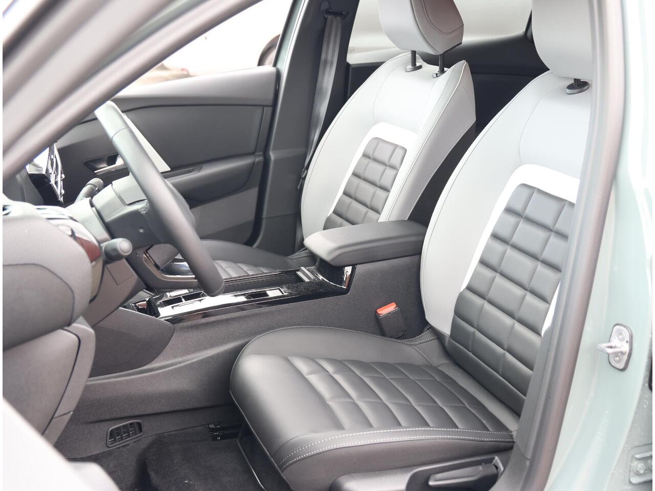 Citroen ë-C4 Max 156PK Extended range 54 kWh | AppleCarPlay/AndroidAuto | Adaptieve Cruise Control | Navigatie | LMV | Climate Control | 360'Camera | Head-Up Display | Armsteun | Isofix | Privacy Glass |