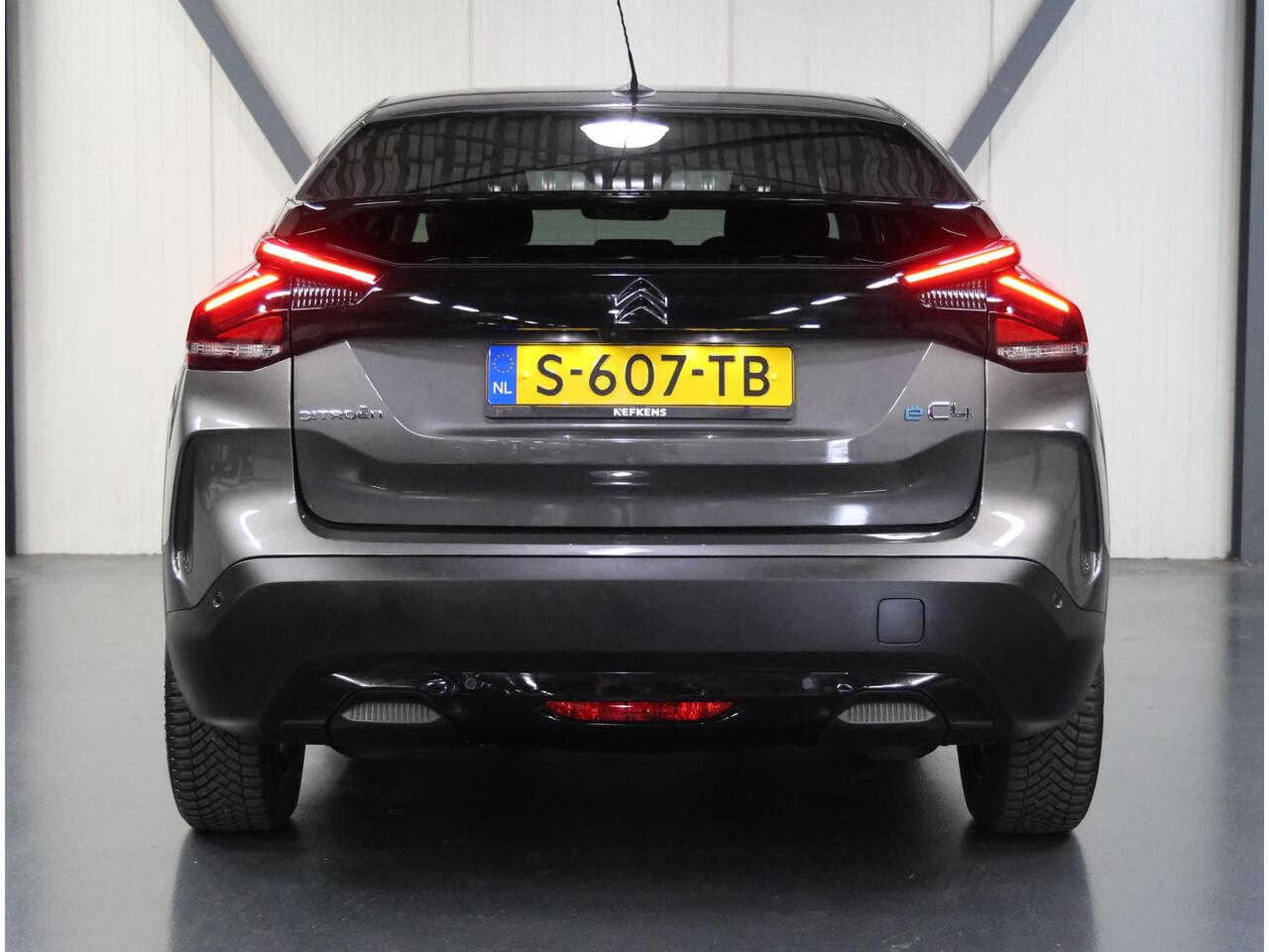 Citroen ë-C4 Shine 50kWh 136PK | 1ste eigenaar | 3 FASE | LEER | Winterpakket | Camera | LED lampen | AUTOMAAT | Navigatie | Isofix | Privacy Glass | Parkeersensoren | Stoelverwarming |