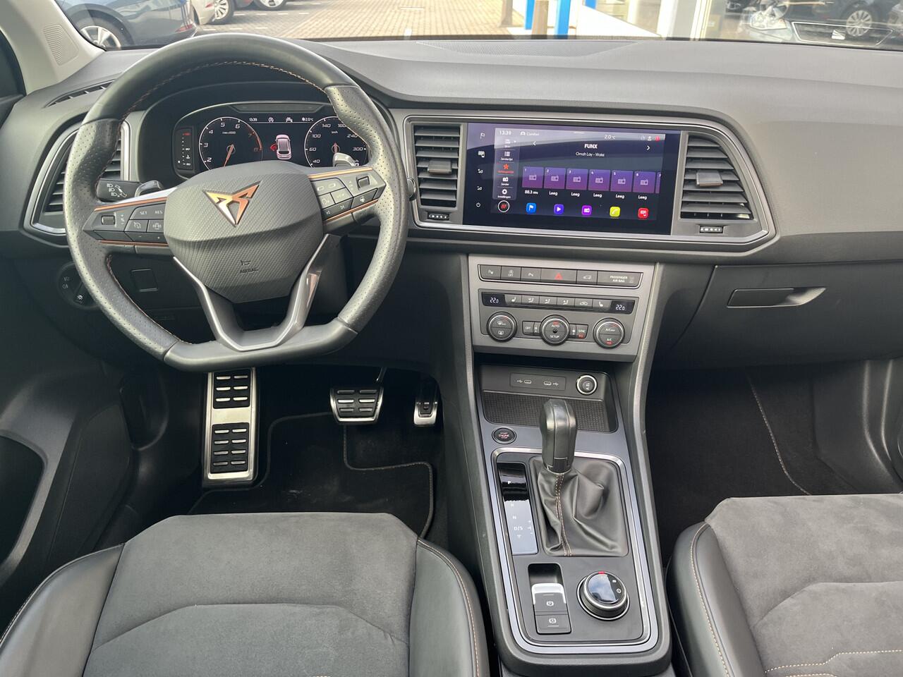 Cupra Ateca 1.5 TSI Performance / AUTOMAAT/ 12.000 KM/ TREKHAAK/ PANO/ CAMERA/ PARK. SENSOREN/ CRUISE/ ELEK. ACHTERKLEP/ VIRTUAL COCKPIT/ STOEL-STUURVERWARM./ PARK ASSIST/ FULL LINK/ NAVI/ CLIMA/ DAB/ 19" LMV