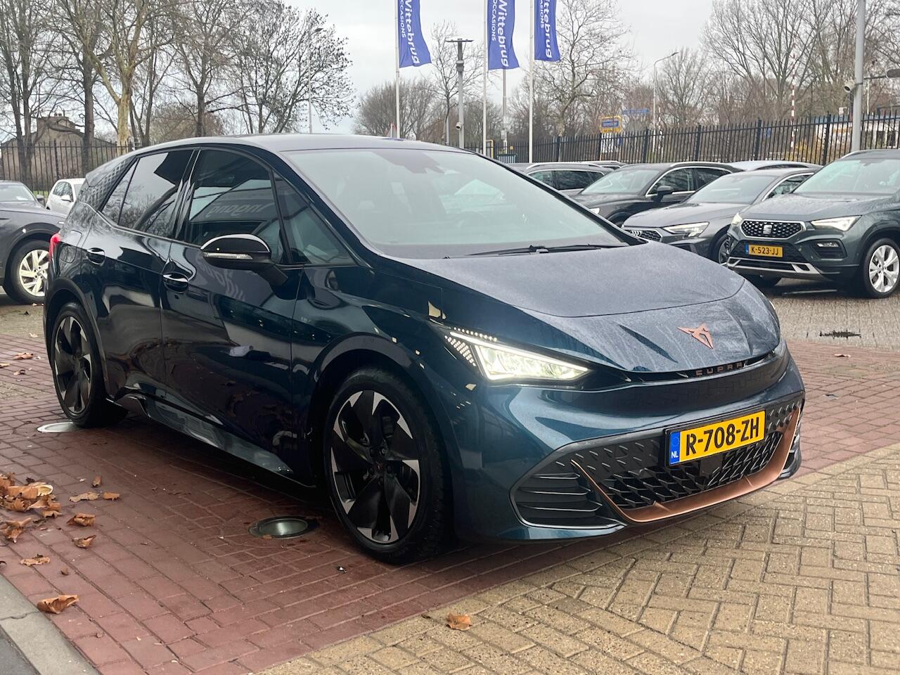 Cupra Born Essential 62 kWh 204PK / Navigatie / App-connect / Cruise control / Parkeersensoren V+A / 19'' LMV