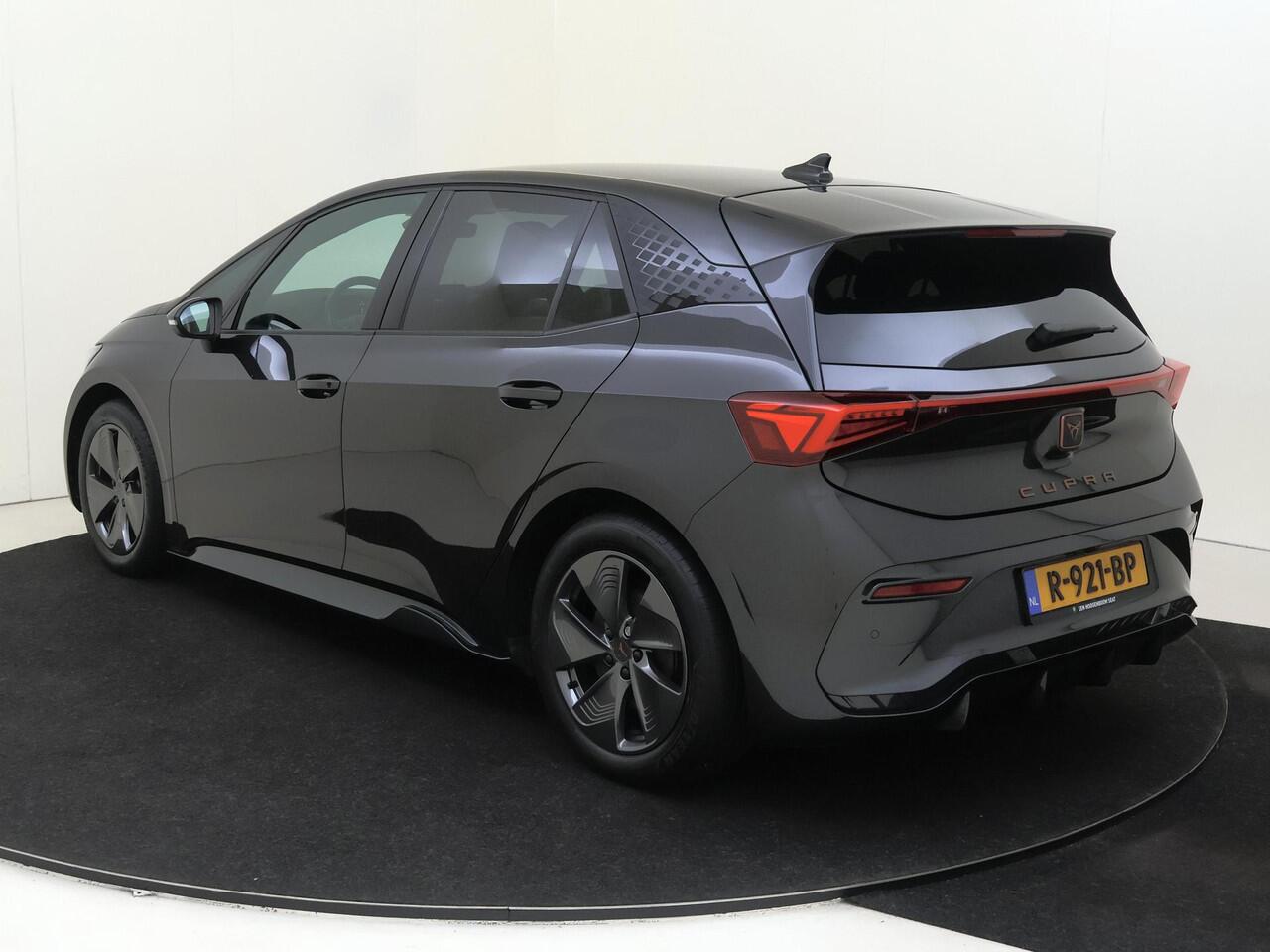 Cupra Born Business 62 kWh | Achteruitrijcamera | Adaptieve cruise control | Voorklimatisering | Stuurwielverwarming | CarPlay | Navigatie |